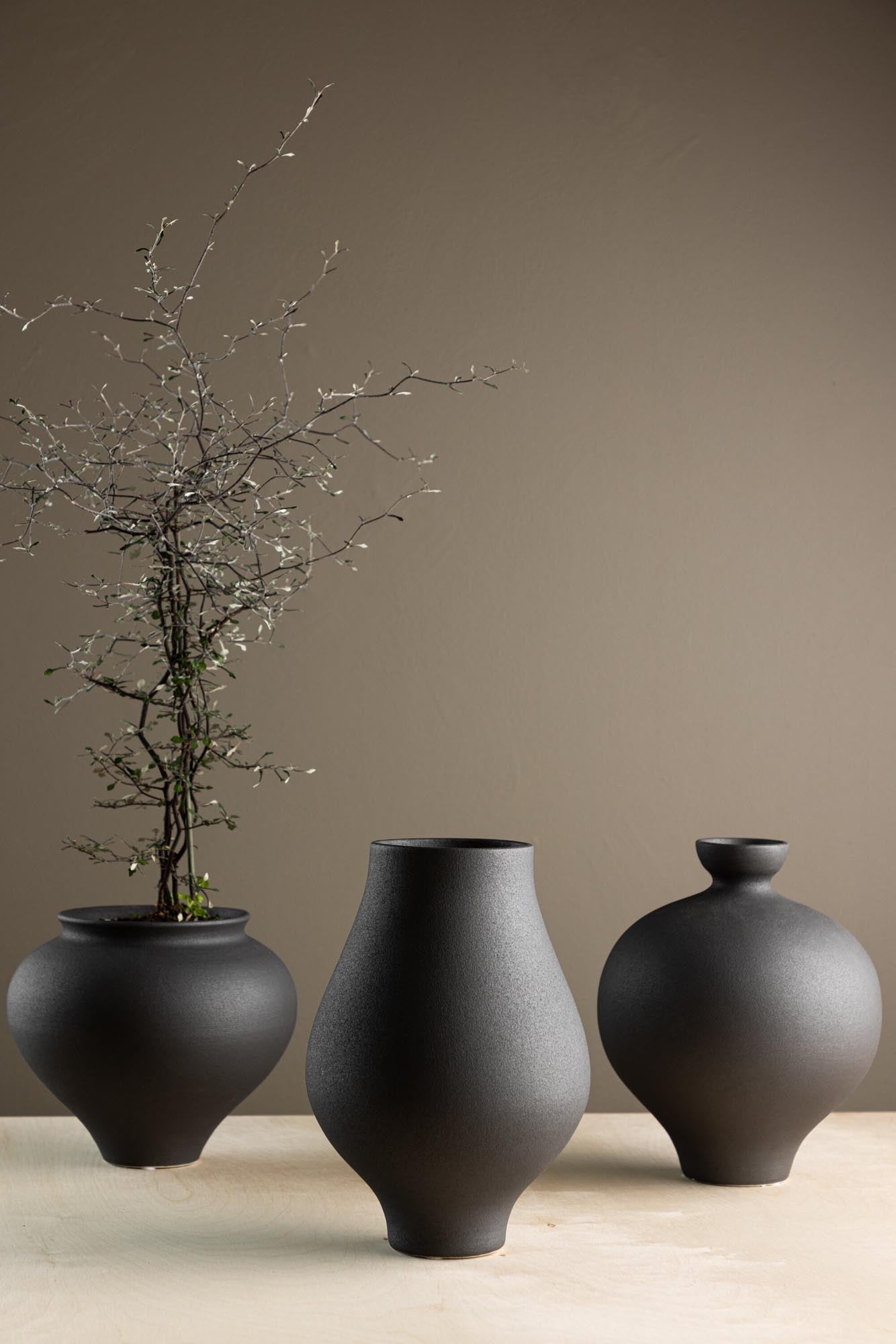 Rellis Vase in Schwarz präsentiert im Onlineshop von KAQTU Design AG. Vase ist von Venture Home