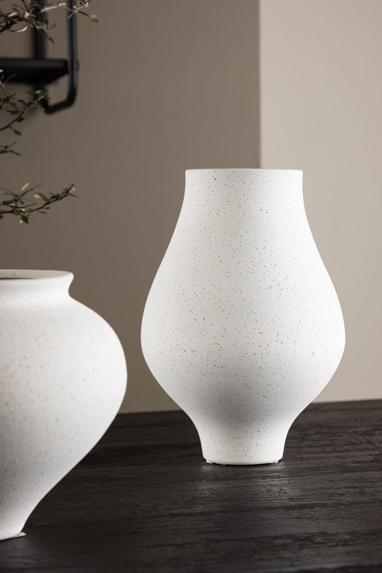 Rellis Vase in Schwarz präsentiert im Onlineshop von KAQTU Design AG. Vase ist von Venture Home