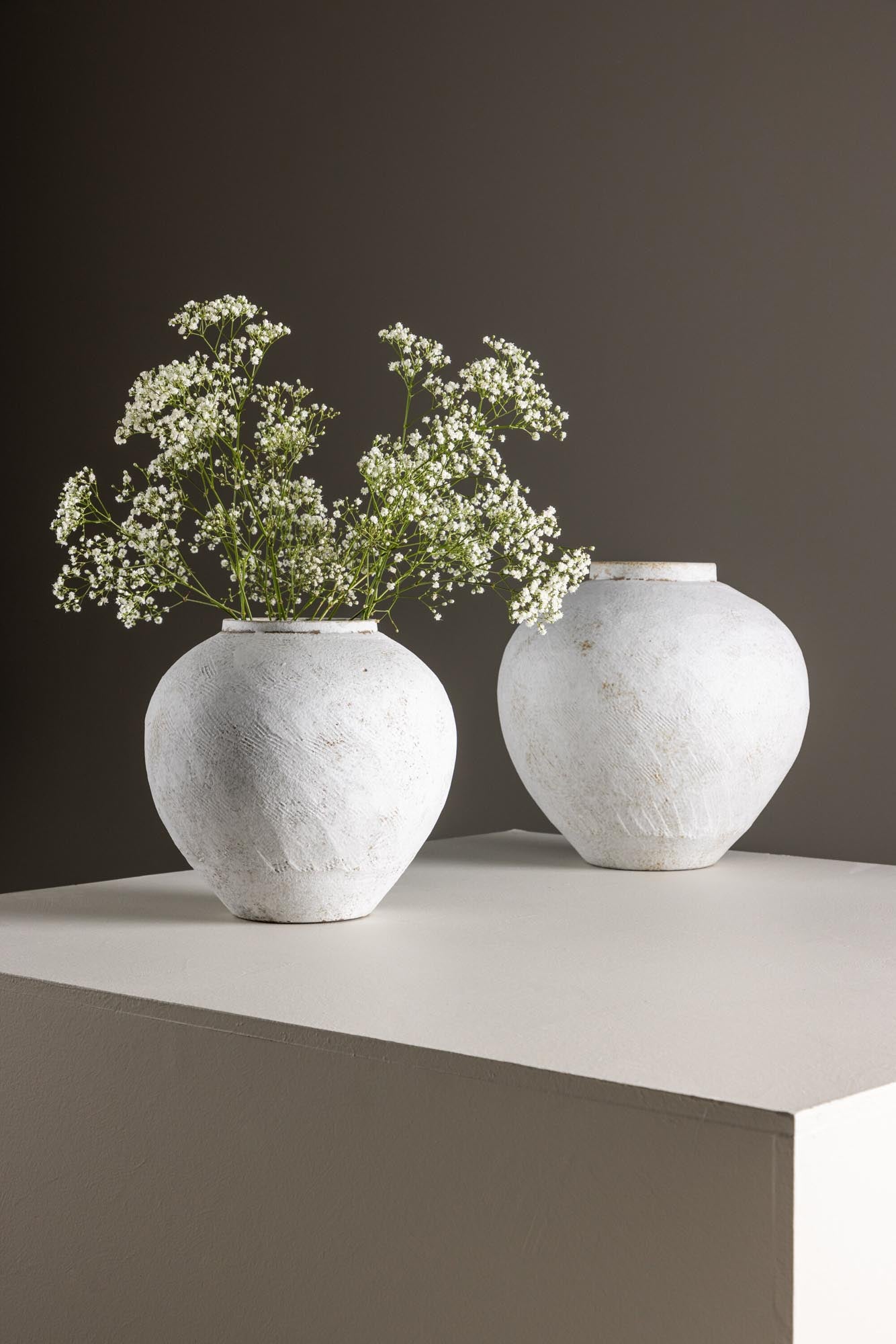 Globe Vase in Beige/Braun präsentiert im Onlineshop von KAQTU Design AG. Vase ist von Venture Home