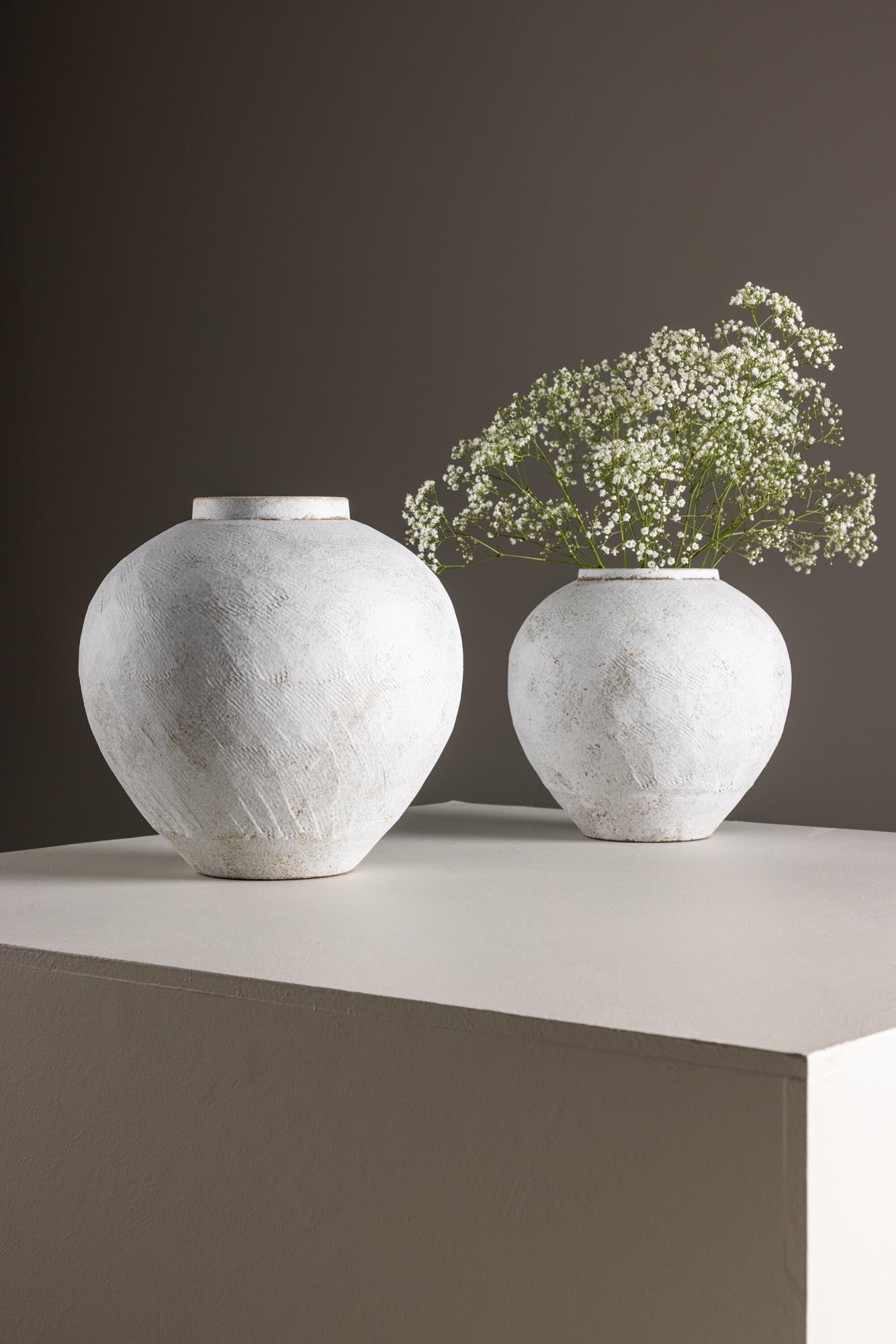 Globe Vase in Beige/Braun präsentiert im Onlineshop von KAQTU Design AG. Vase ist von Venture Home