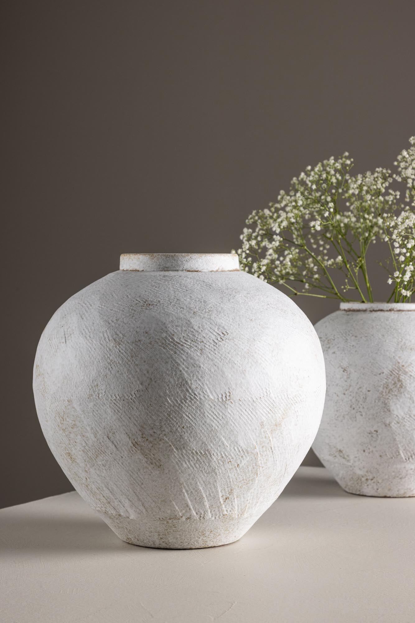 Globe Vase in Beige/Braun präsentiert im Onlineshop von KAQTU Design AG. Vase ist von Venture Home