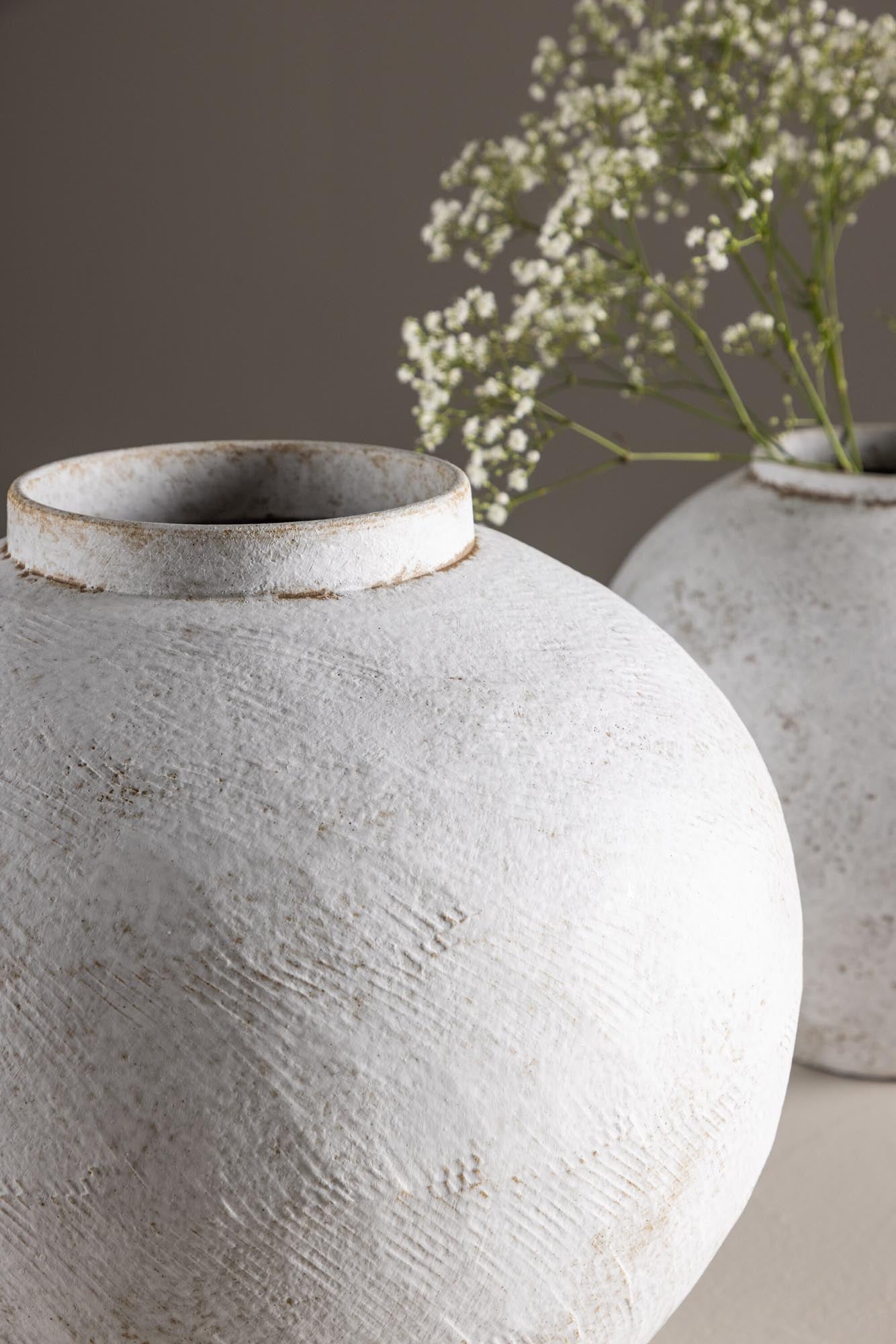 Globe Vase in Beige/Braun präsentiert im Onlineshop von KAQTU Design AG. Vase ist von Venture Home