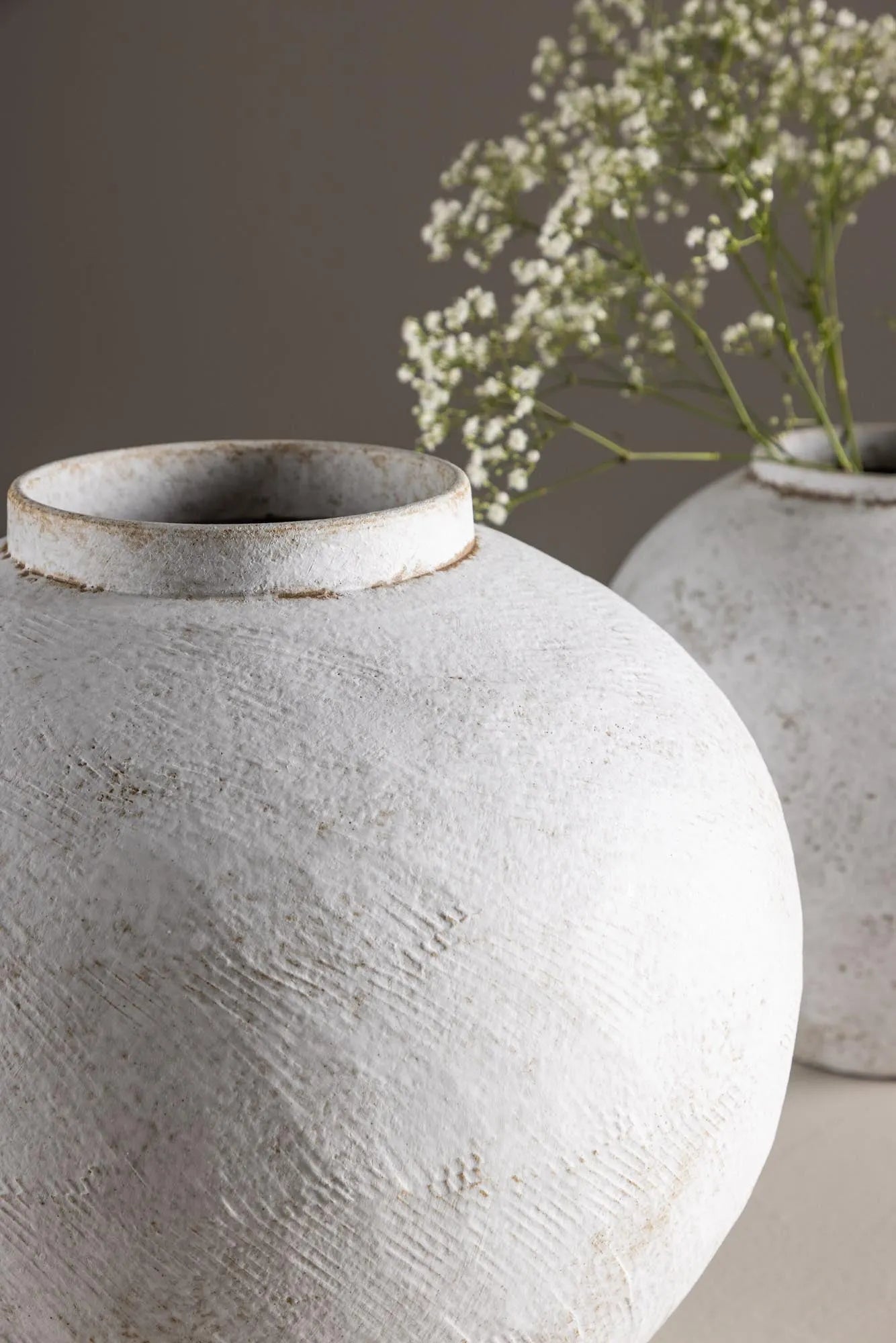 Globe Vase von Venture Home: Eleganz trifft auf modernes Wohnen.