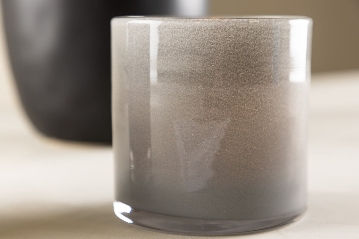 Weisser runder Teelichthalter Glora aus Glas, Durchmesser 8 cm, Höhe 8 cm, schlichte, transparente Oberfläche mit dünner Wandstärke.