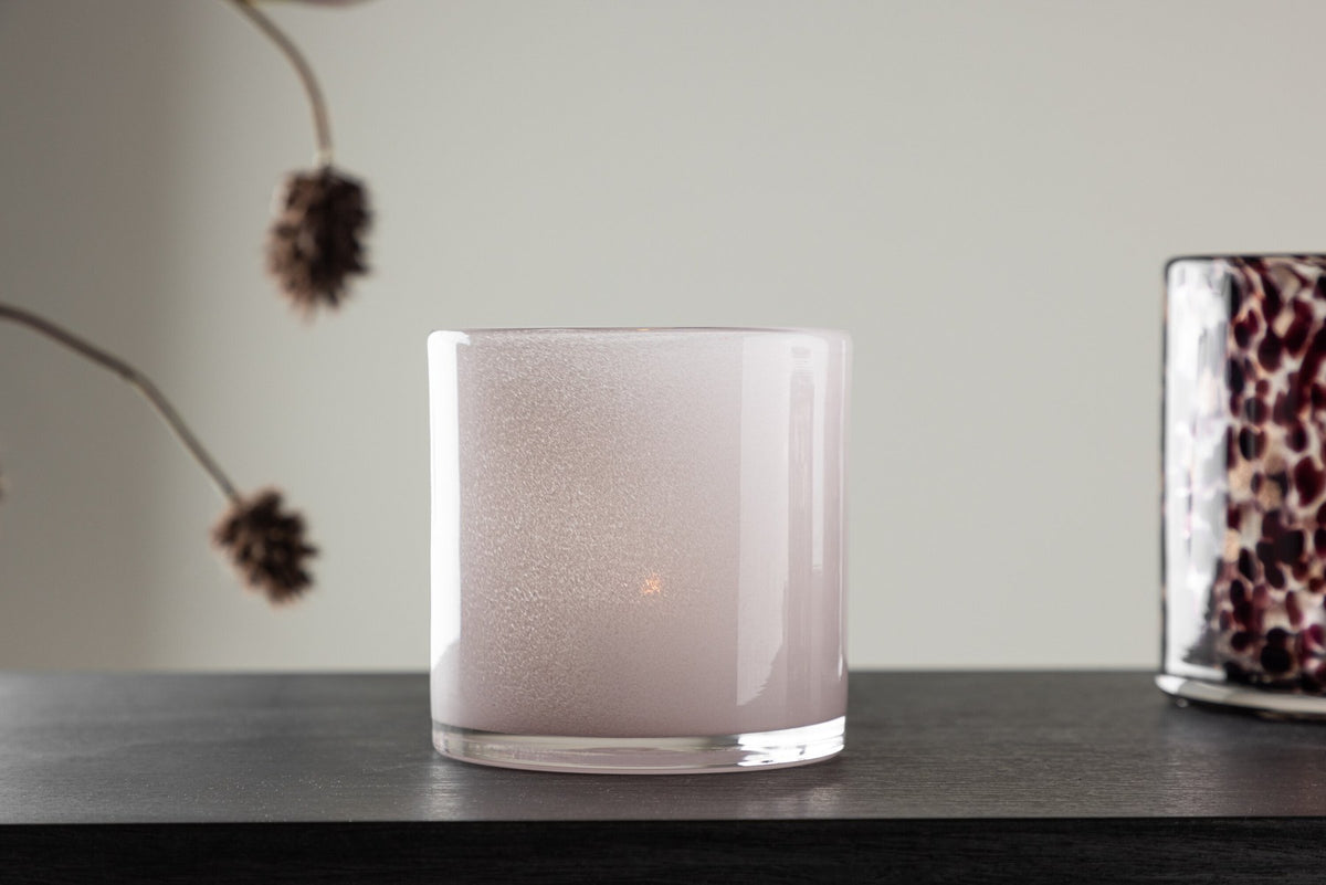 Weisser runder Teelichthalter Glora aus Glas, Durchmesser 8 cm, Höhe 8 cm, schlichte, transparente Oberfläche mit dünner Wandstärke.