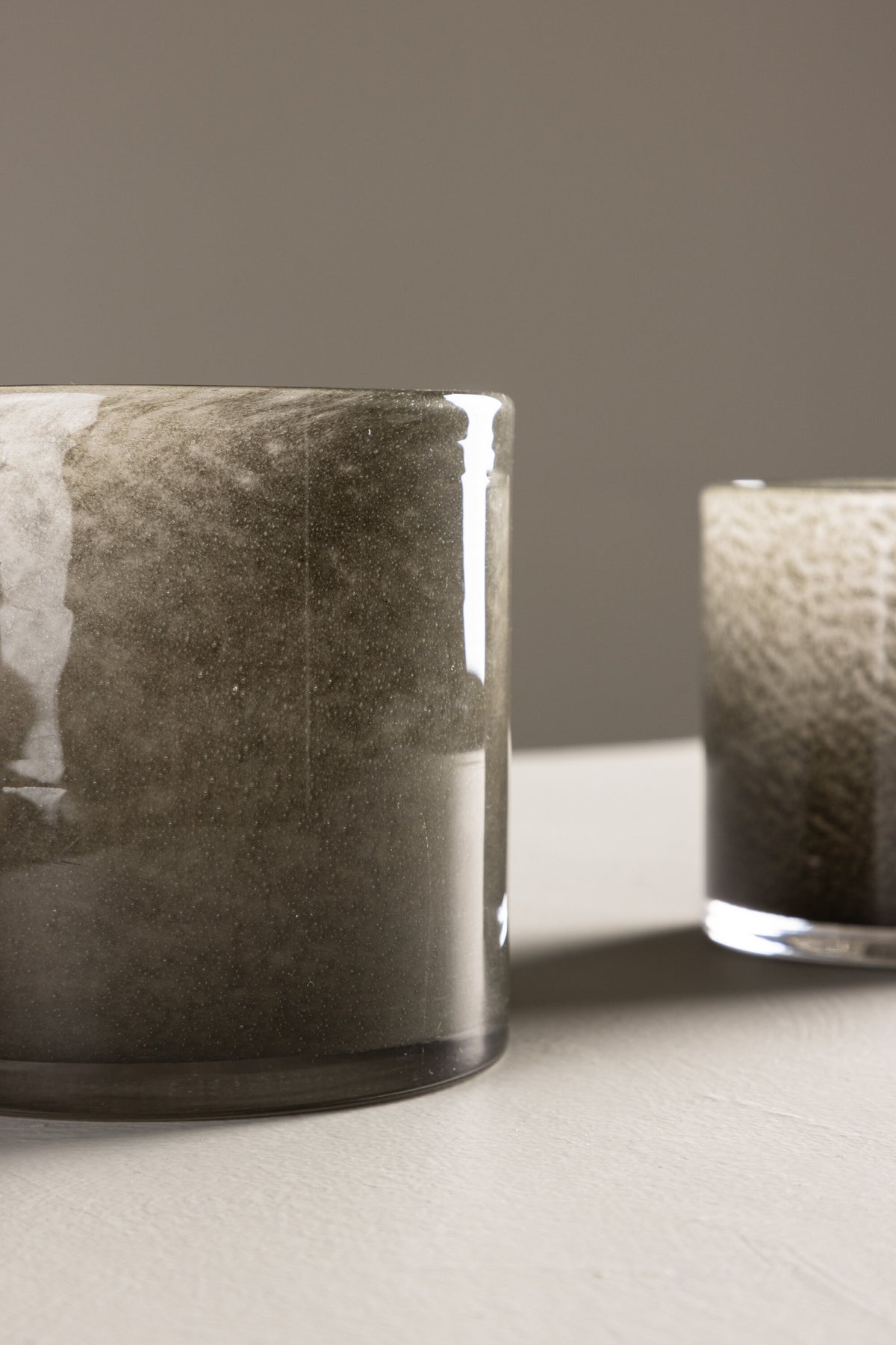 Weisser runder Teelichthalter Glora aus Glas, Durchmesser 8 cm, Höhe 8 cm, schlichte, transparente Oberfläche mit dünner Wandstärke.