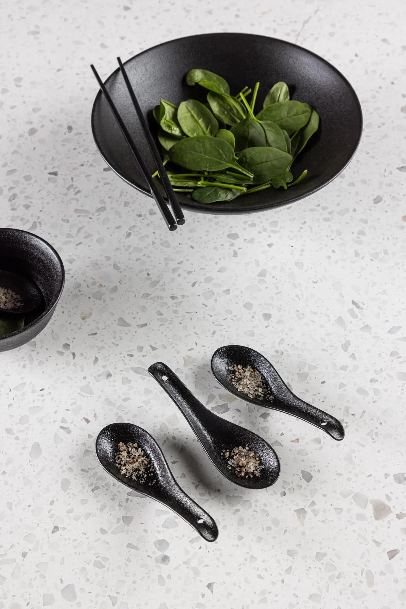 Wabi Sabi Löffel in Schwarz präsentiert im Onlineshop von KAQTU Design AG. Geschirr ist von Venture Home