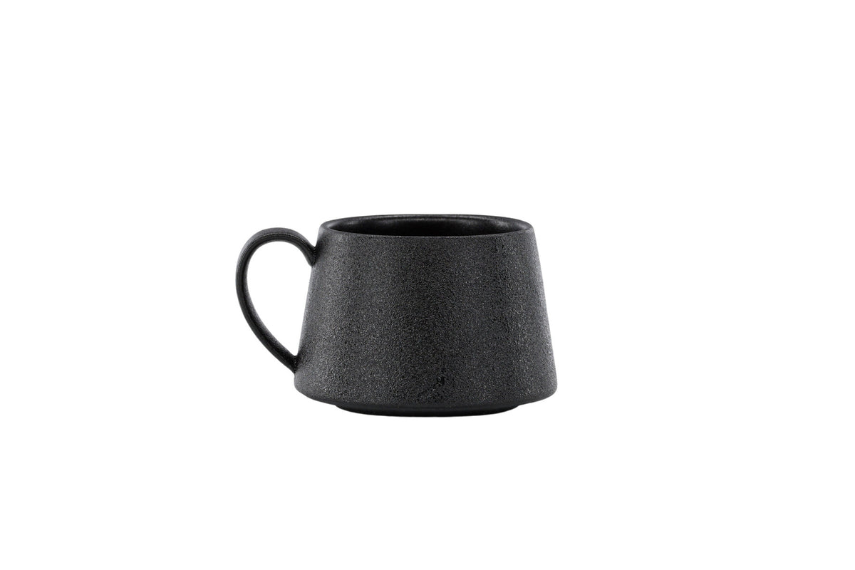 Wabi Sabi Kaffeetasse in Schwarz präsentiert im Onlineshop von KAQTU Design AG. Kaffeetassen ist von Venture Home