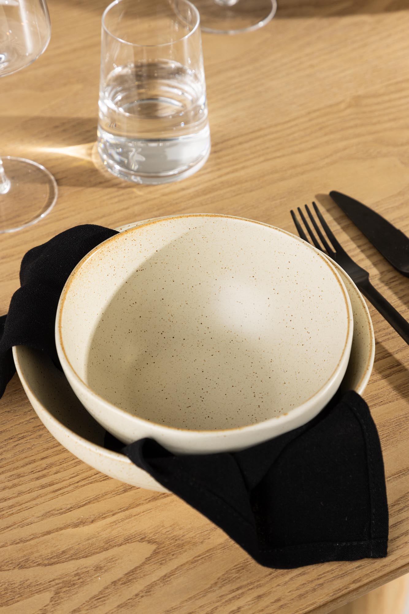 Active Bowl in Beige/Schwarz präsentiert im Onlineshop von KAQTU Design AG. Schale ist von Venture Home