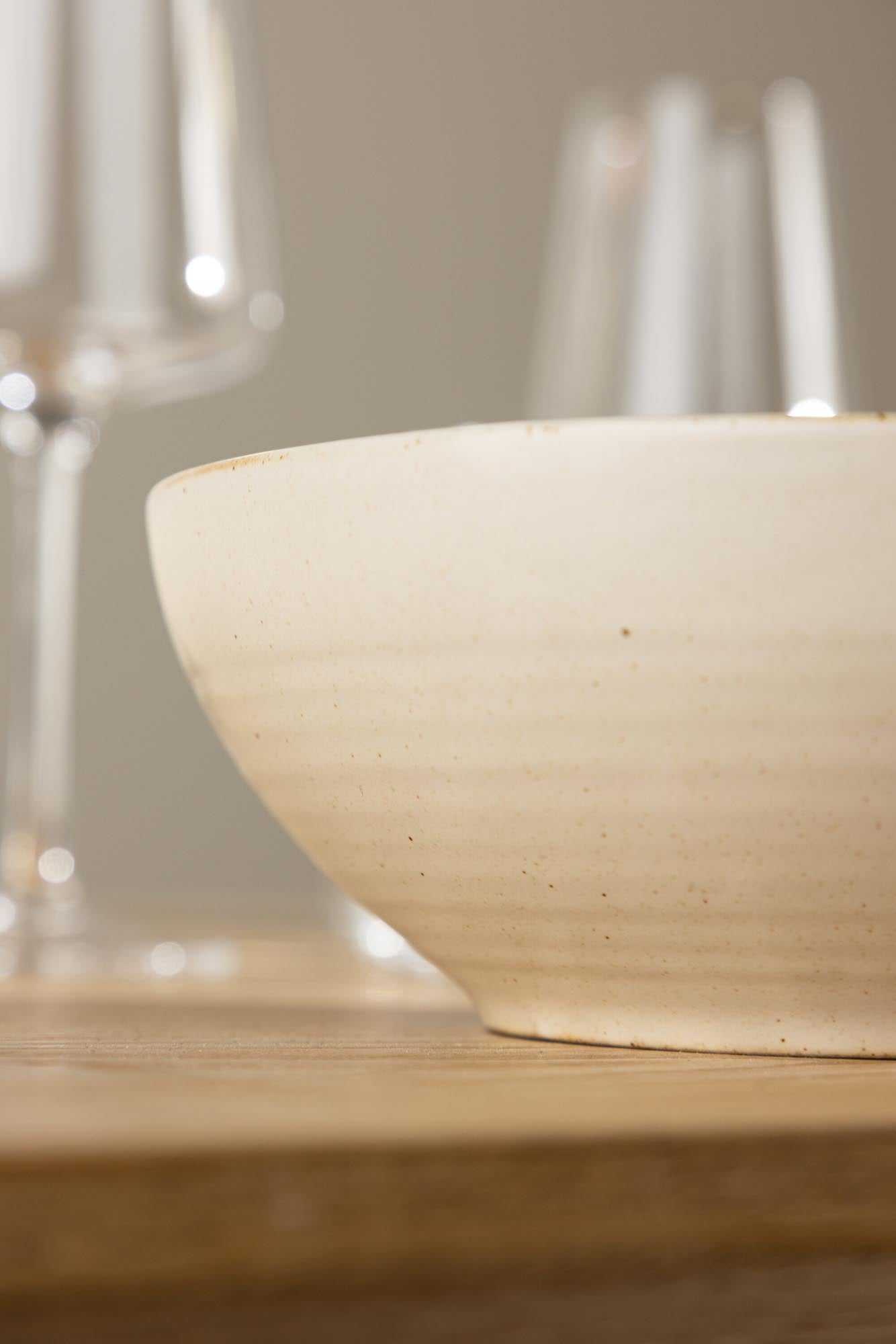 Active Bowl in Beige/Schwarz präsentiert im Onlineshop von KAQTU Design AG. Schale ist von Venture Home