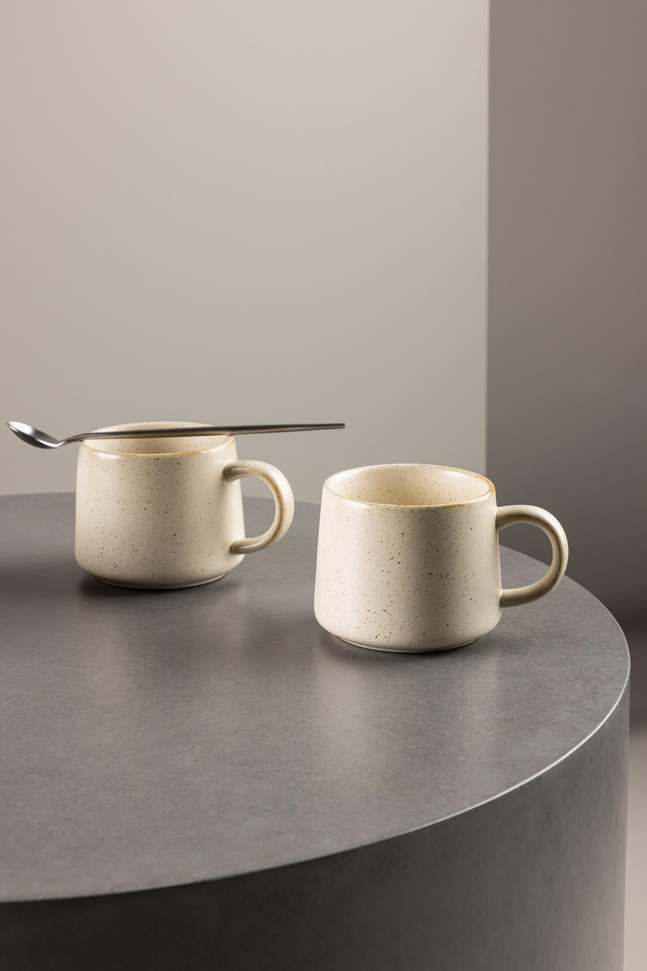 Active Tea cup in Beige/Schwarz präsentiert im Onlineshop von KAQTU Design AG. Tasse ist von Venture Home