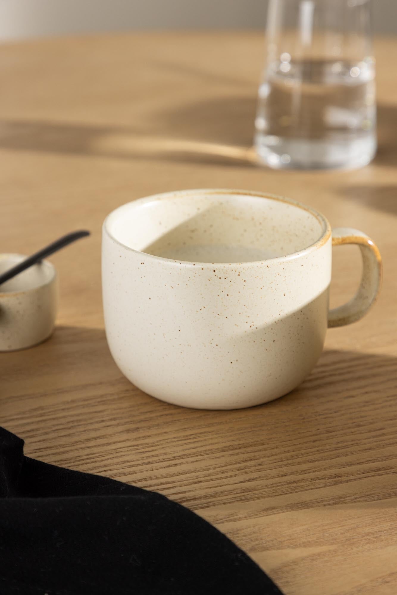 Active Tea cup in Beige/Schwarz präsentiert im Onlineshop von KAQTU Design AG. Tasse ist von Venture Home