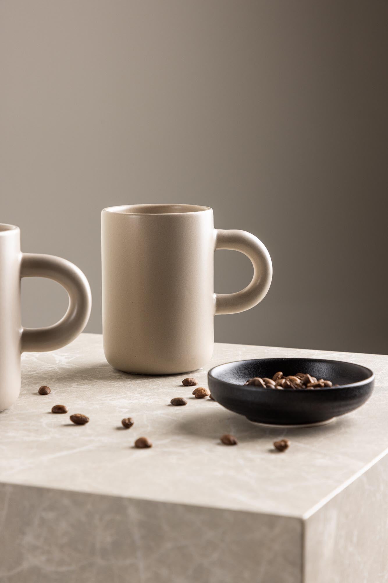 Active Kaffeetasse in Beige/Schwarz präsentiert im Onlineshop von KAQTU Design AG. Kaffeetassen ist von Venture Home