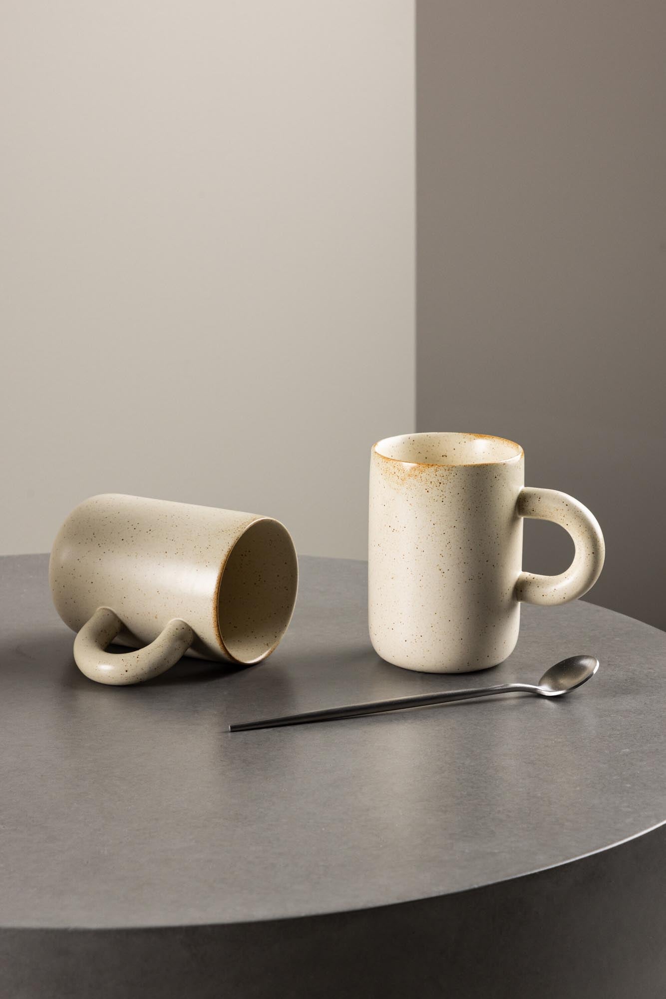 Active Kaffeetasse in Beige/Schwarz präsentiert im Onlineshop von KAQTU Design AG. Kaffeetassen ist von Venture Home