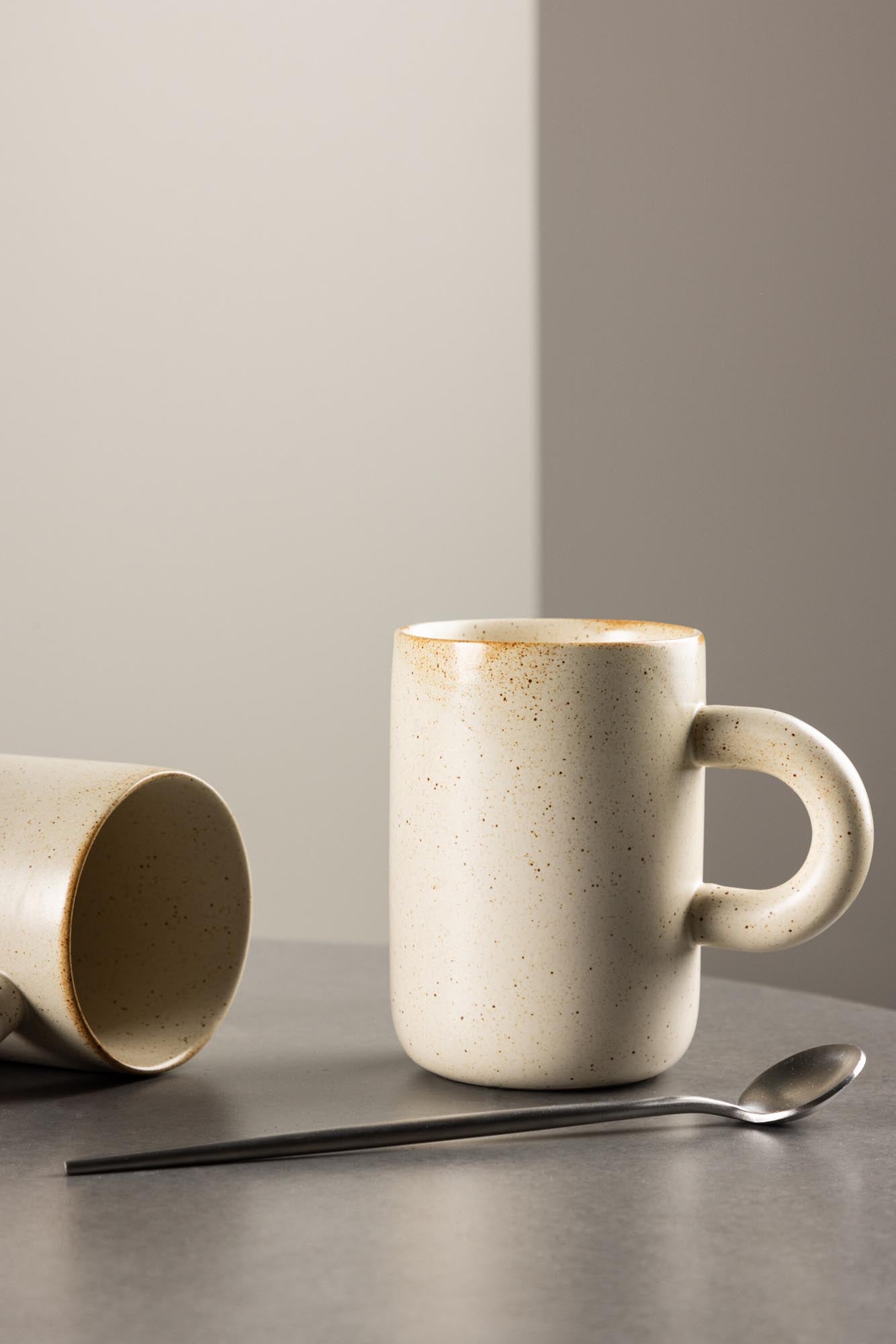 Active Kaffeetasse in Beige/Schwarz präsentiert im Onlineshop von KAQTU Design AG. Kaffeetassen ist von Venture Home