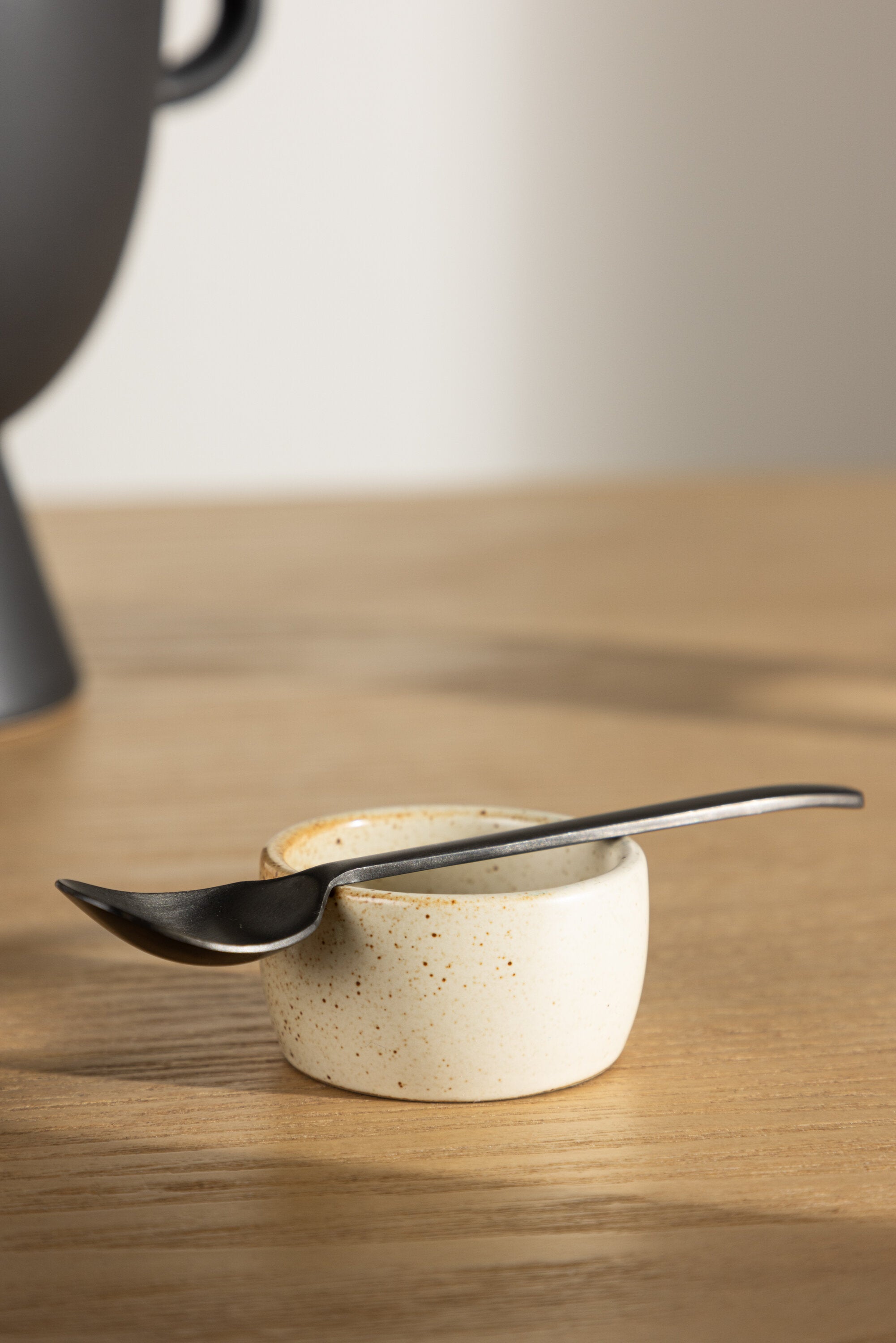 Active Eierbecher in Beige/Schwarz präsentiert im Onlineshop von KAQTU Design AG. Eierbecher ist von Venture Home