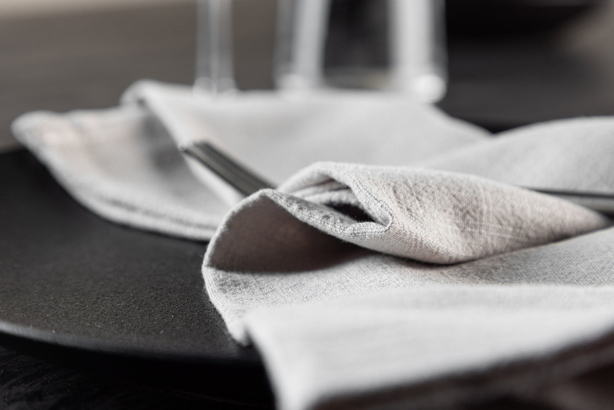 Bloria Serviette in Hellgrau präsentiert im Onlineshop von KAQTU Design AG. Servietten ist von Venture Home