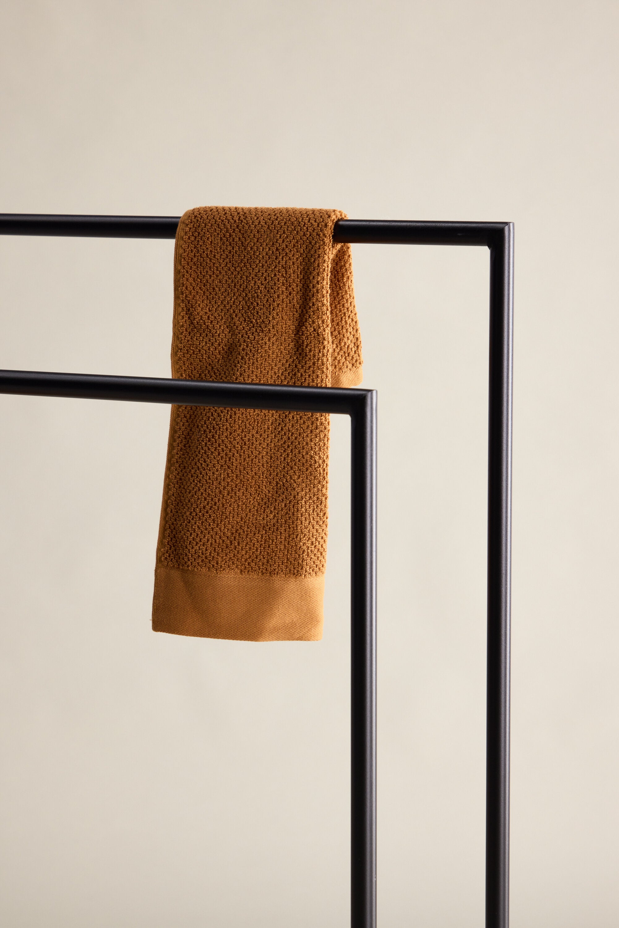 Alva Kleiderbügel in Schwarz präsentiert im Onlineshop von KAQTU Design AG. Kleiderständer ist von Venture Home