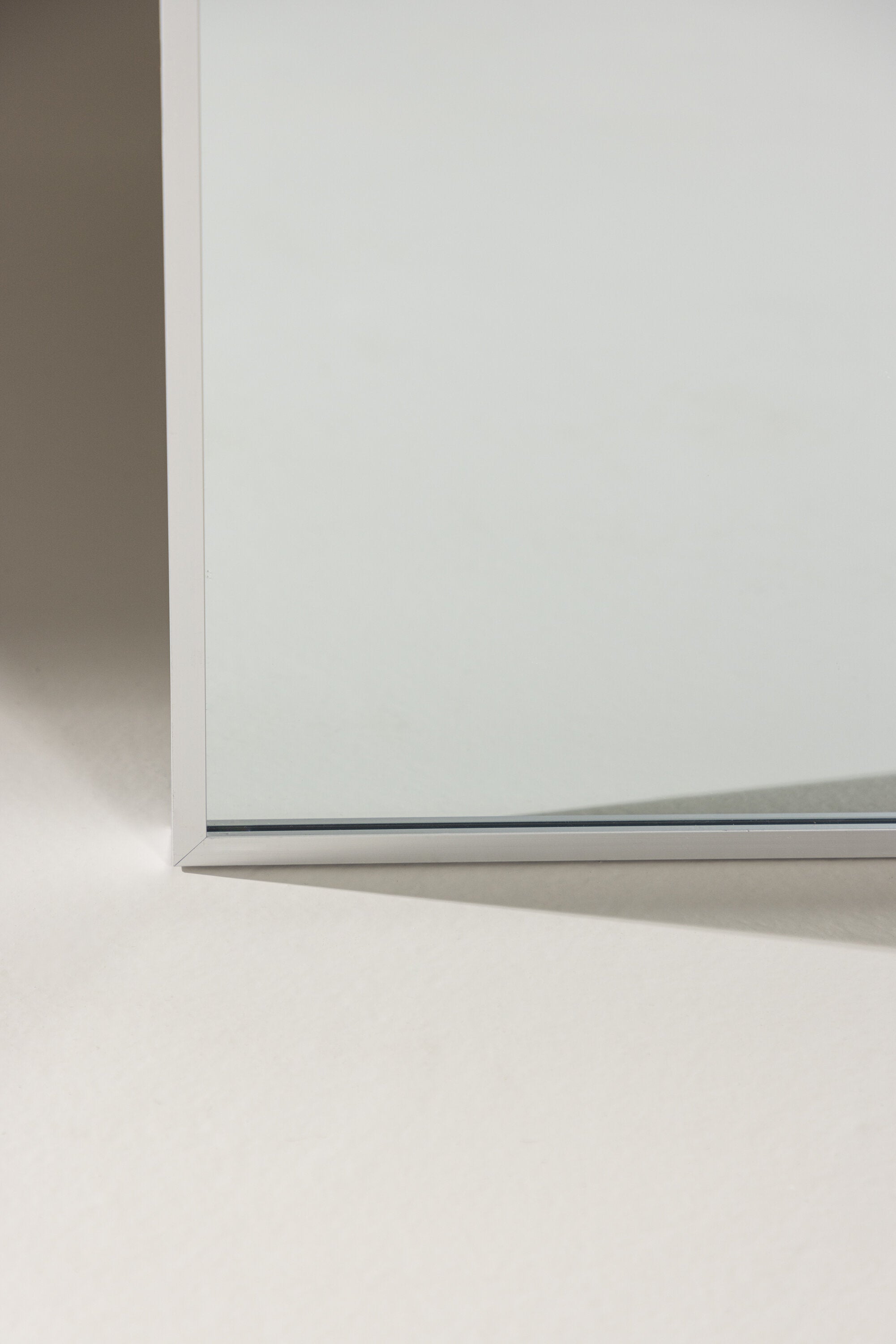 Orlando Spiegel in Silber präsentiert im Onlineshop von KAQTU Design AG. Spiegel ist von Venture Home