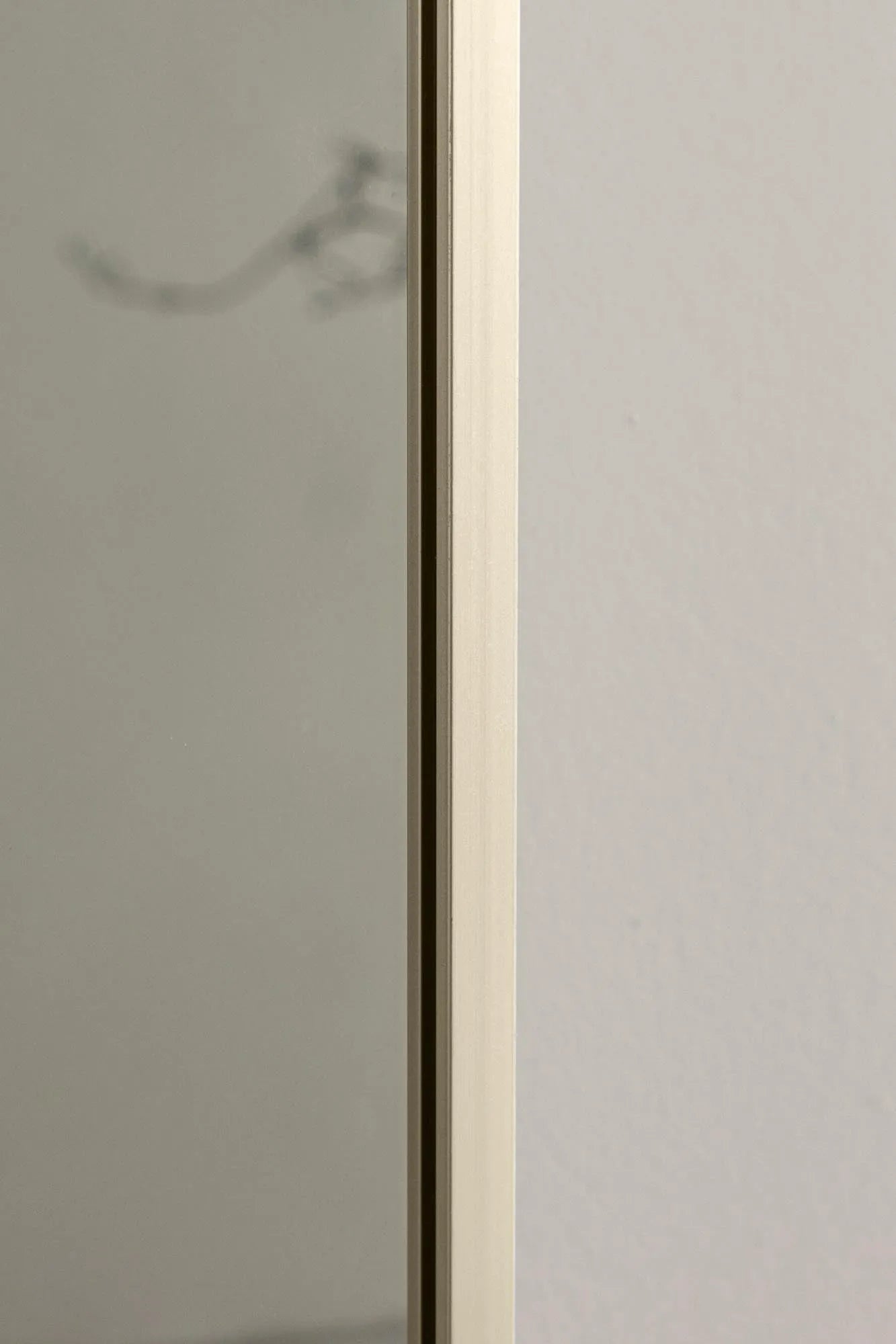Moderner Wandspiegel Orlando Large von Venture Home, ideal für stilvolle Wohnräume, mit elegantem und vielseitigem Design.
