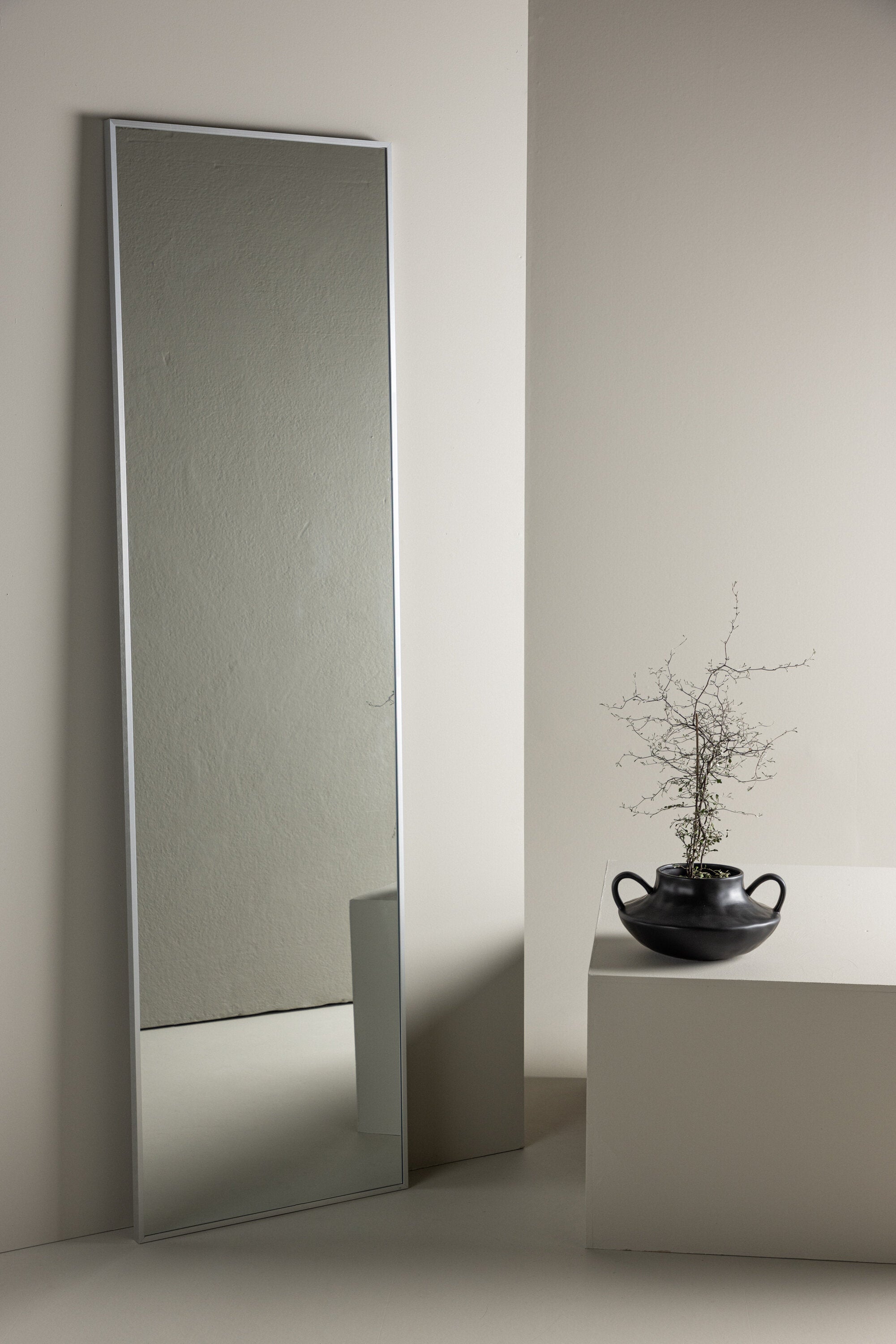 Orlando Spiegel in Silber präsentiert im Onlineshop von KAQTU Design AG. Spiegel ist von Venture Home