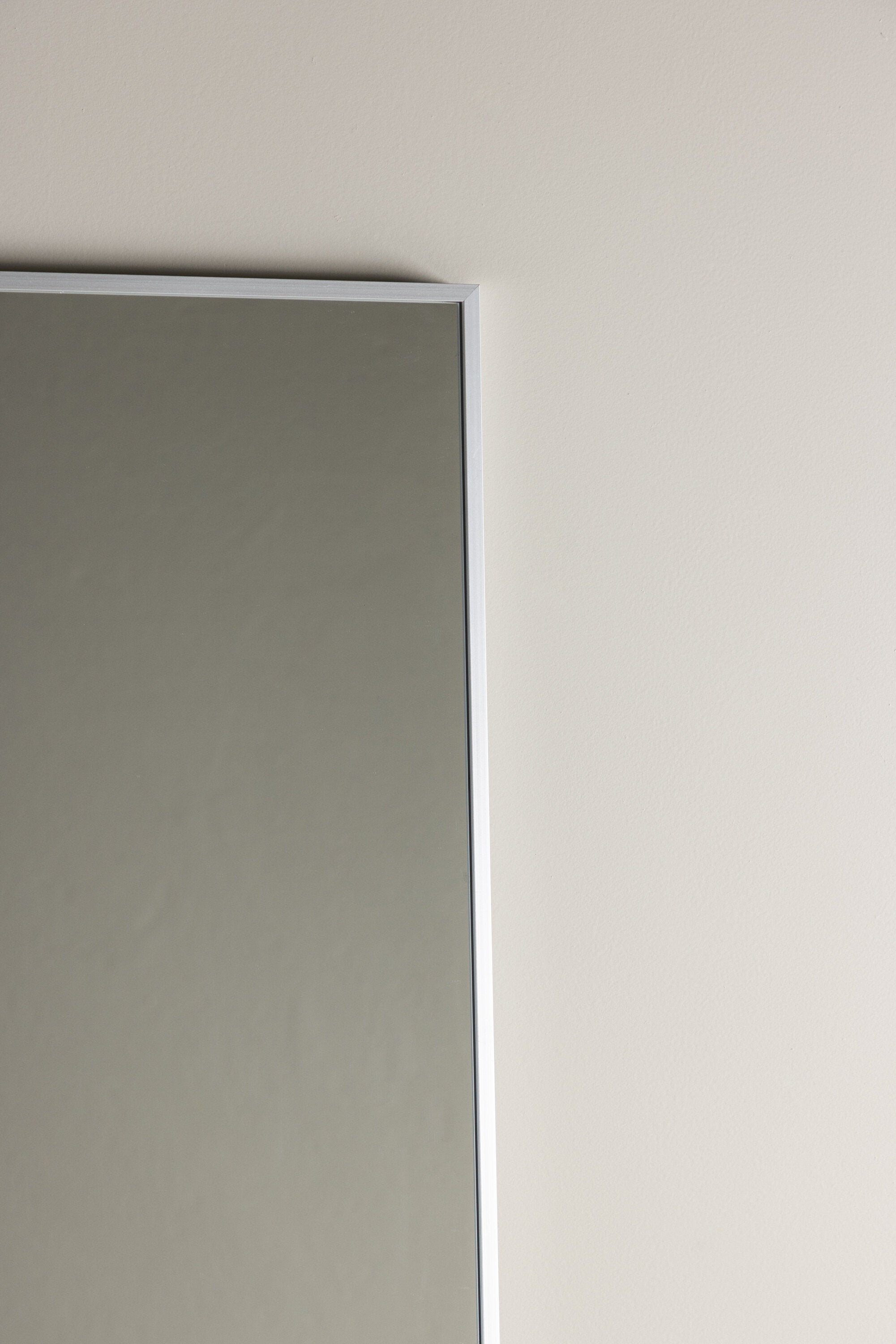 Orlando Spiegel in Silber präsentiert im Onlineshop von KAQTU Design AG. Spiegel ist von Venture Home