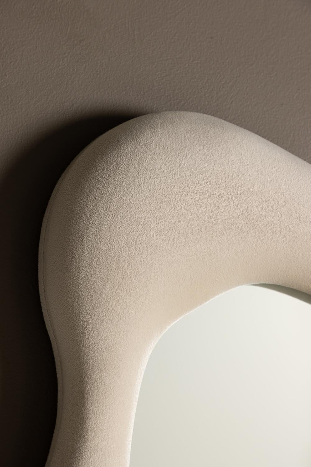Louisville Spiegel in Beige präsentiert im Onlineshop von KAQTU Design AG. Spiegel ist von Venture Home