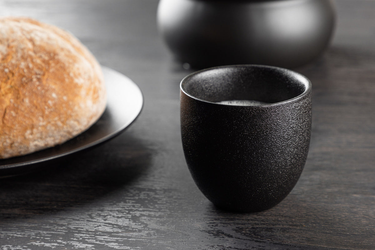 Wabi Sabi Kaffeetasse in Schwarz präsentiert im Onlineshop von KAQTU Design AG. Kaffeetassen ist von Venture Home