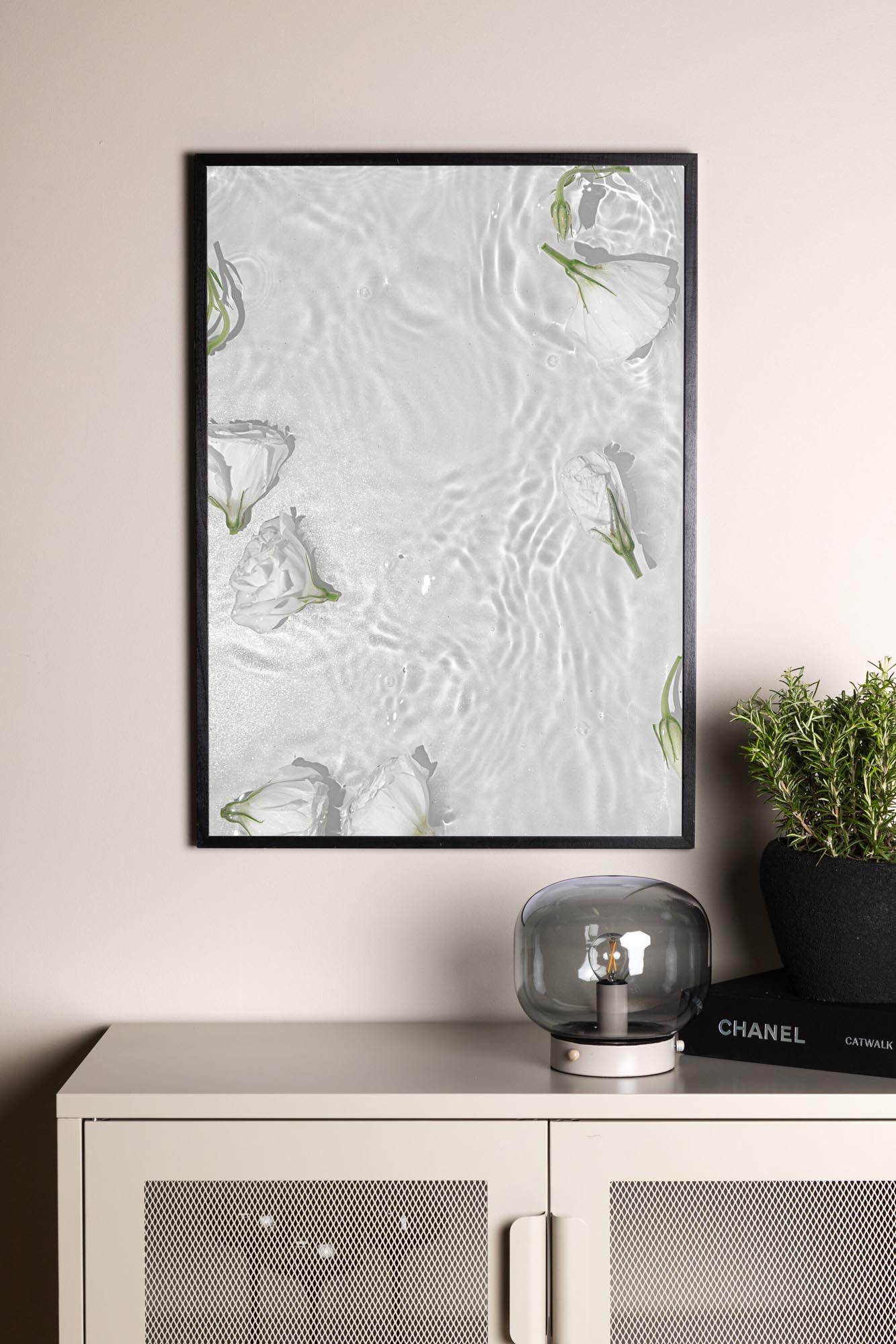 Elegantes White Roses Poster von Venture Home: Zeitlose weisse Rosen auf hochwertigem Papier, ideal für stilvolle Wandgestaltung.
