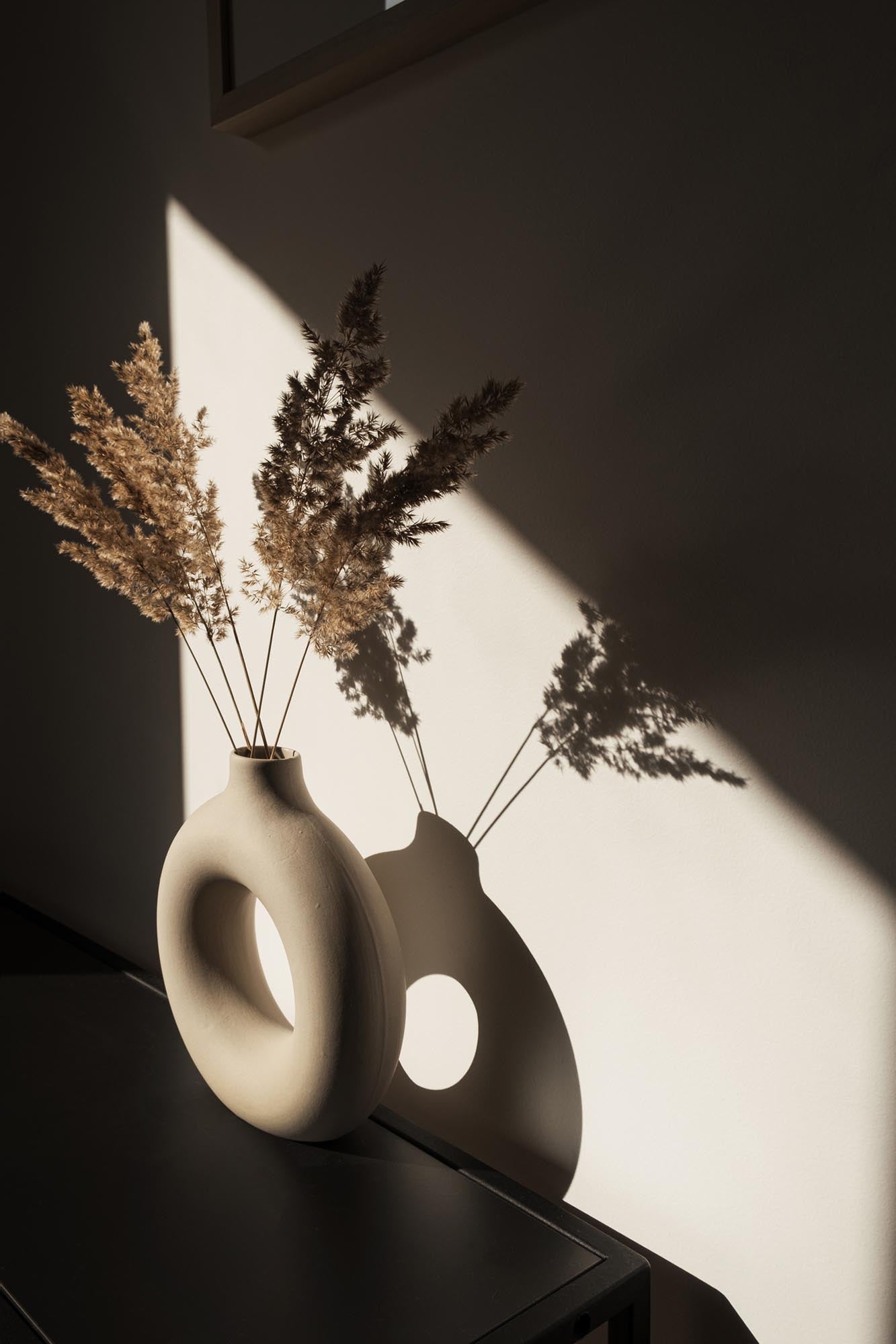 Vasen Poster in Beige präsentiert im Onlineshop von KAQTU Design AG. Bild ist von Venture Home