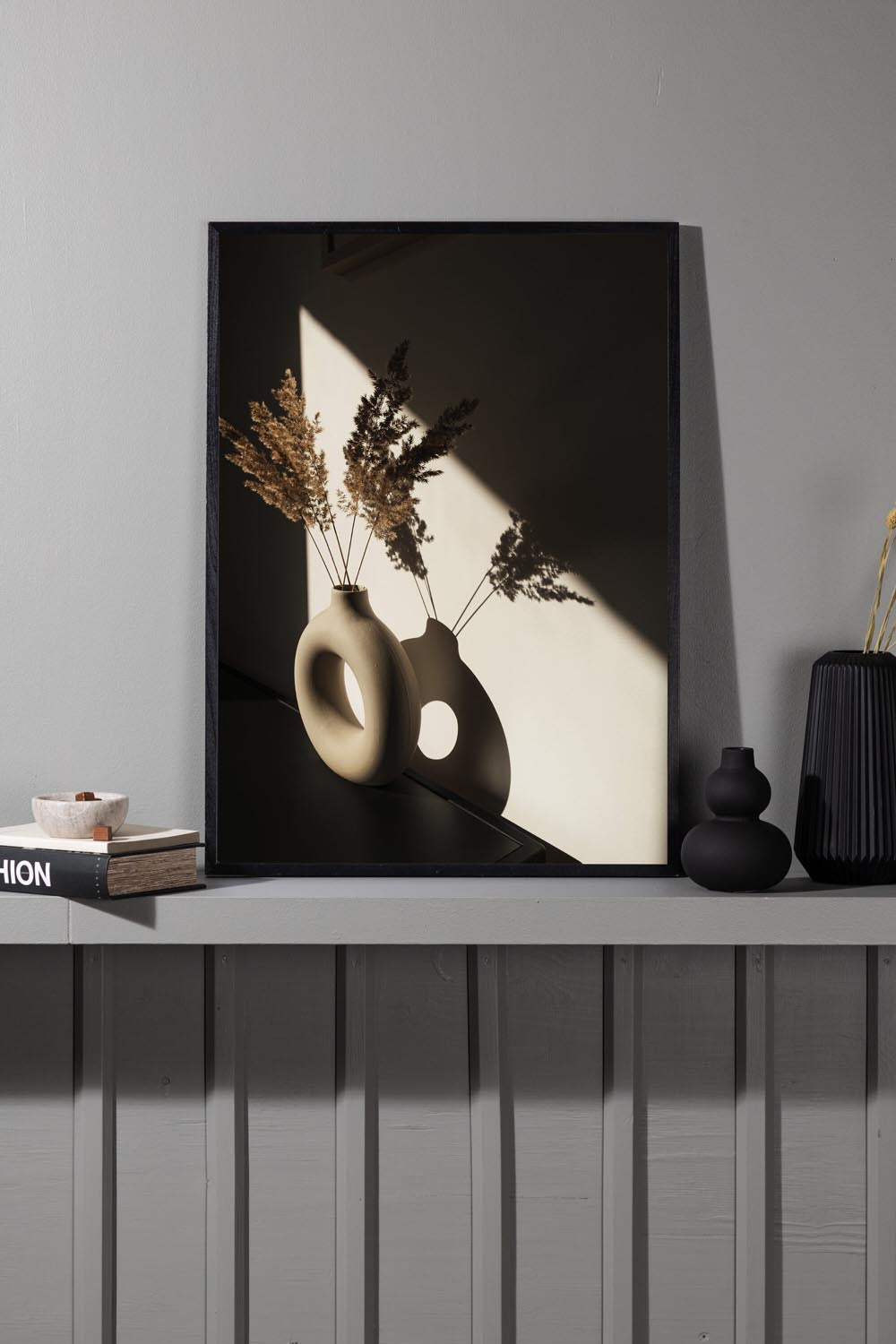 Vasen Poster in Beige präsentiert im Onlineshop von KAQTU Design AG. Bild ist von Venture Home