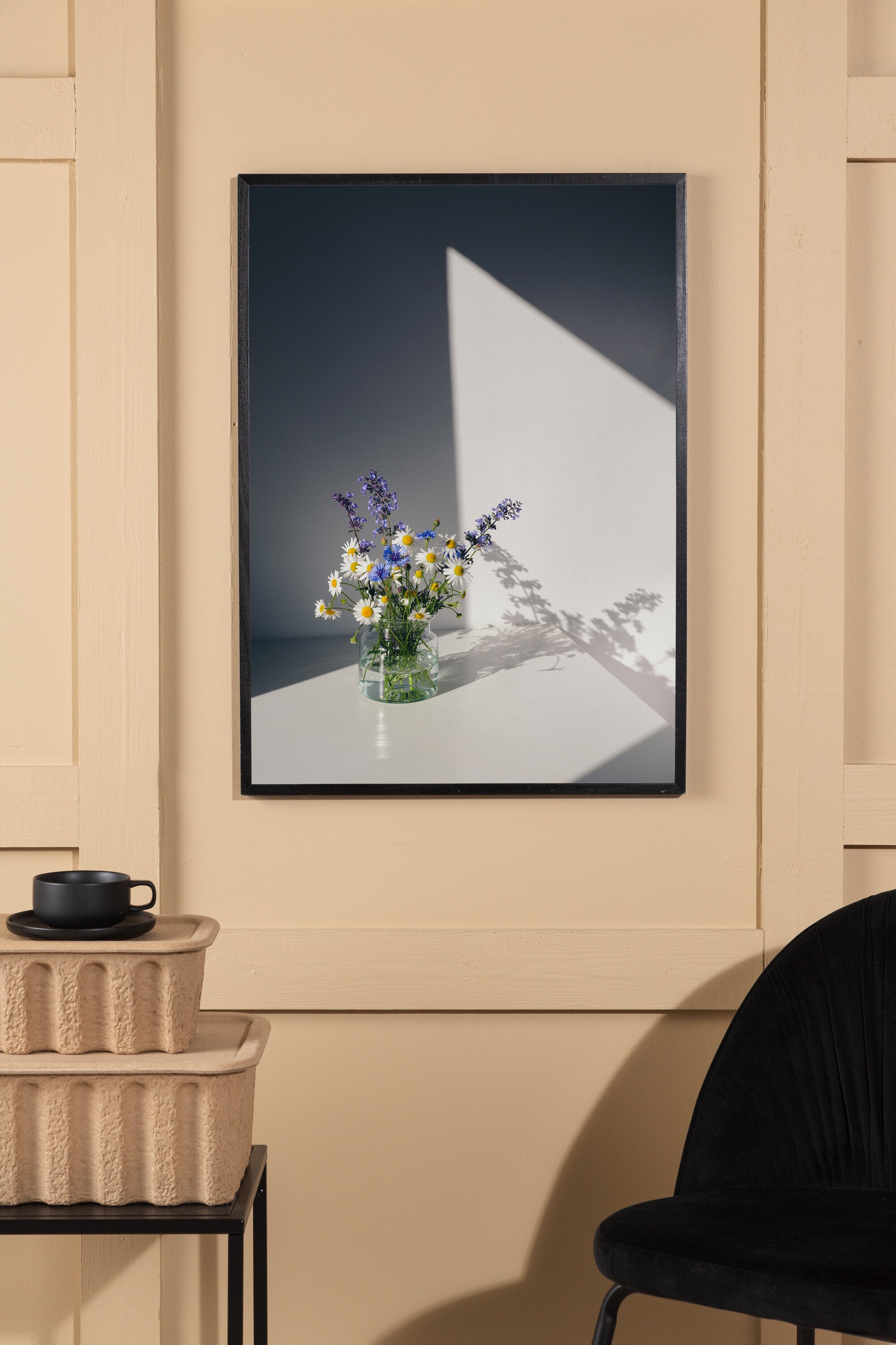 Blumen Poster in Weiss präsentiert im Onlineshop von KAQTU Design AG. Bild ist von Venture Home