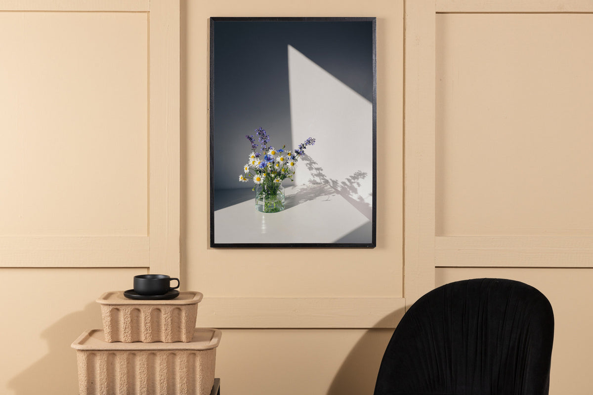 Blumen Poster in Weiss präsentiert im Onlineshop von KAQTU Design AG. Bild ist von Venture Home