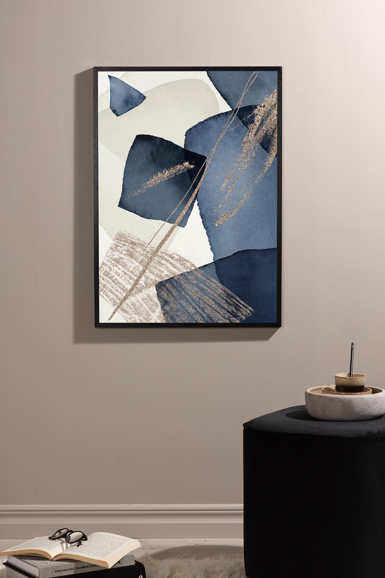 Entdecken Sie das Blue Swirl Poster von Venture Home: Ein elegantes Aquarell in sanften Farben, ideal für stilvolle Wandgestaltung und kreative Räume.
