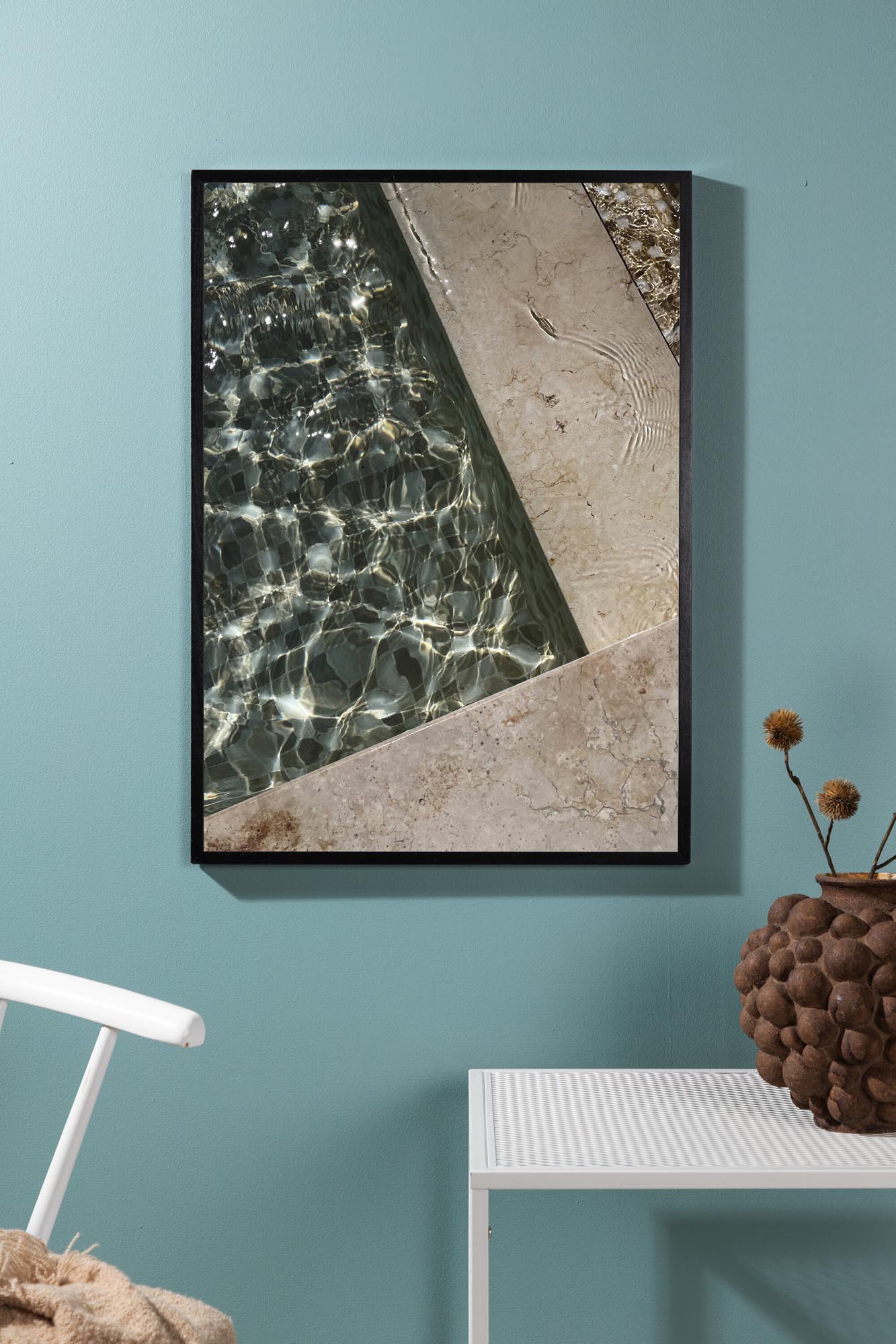 Erleben Sie mit dem Pool Poster von Venture Home eine harmonische Oase aus Marmor und Fliesen, die Ruhe und Stil in Ihr Zuhause zaubert.