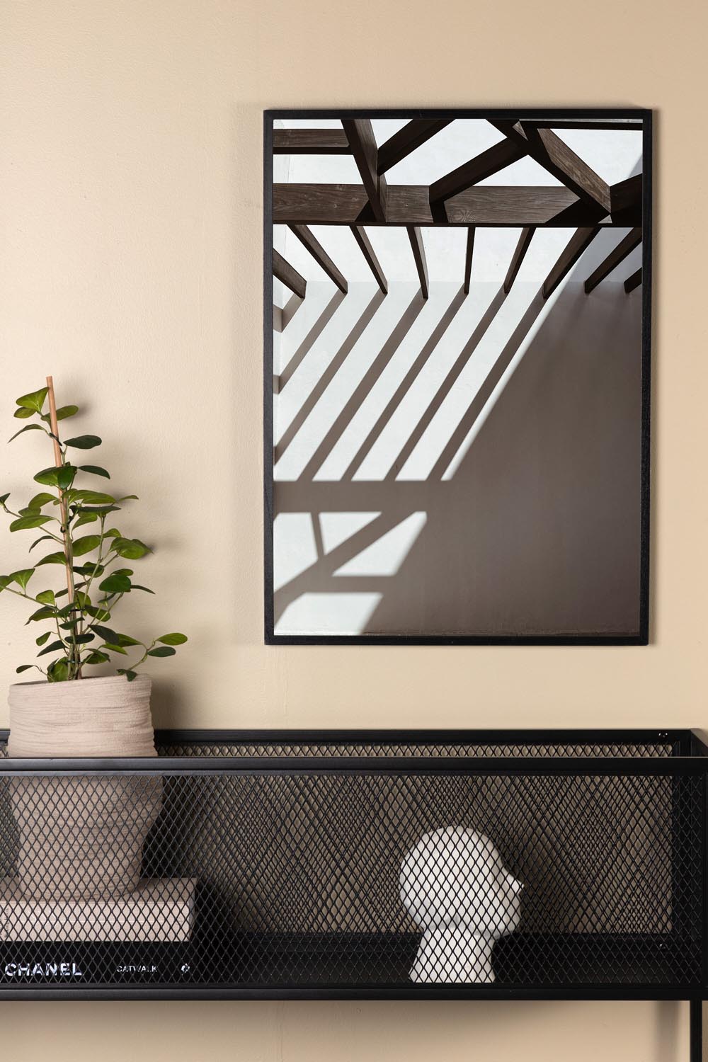 Roof Poster in Weiss präsentiert im Onlineshop von KAQTU Design AG. Bild ist von Venture Home