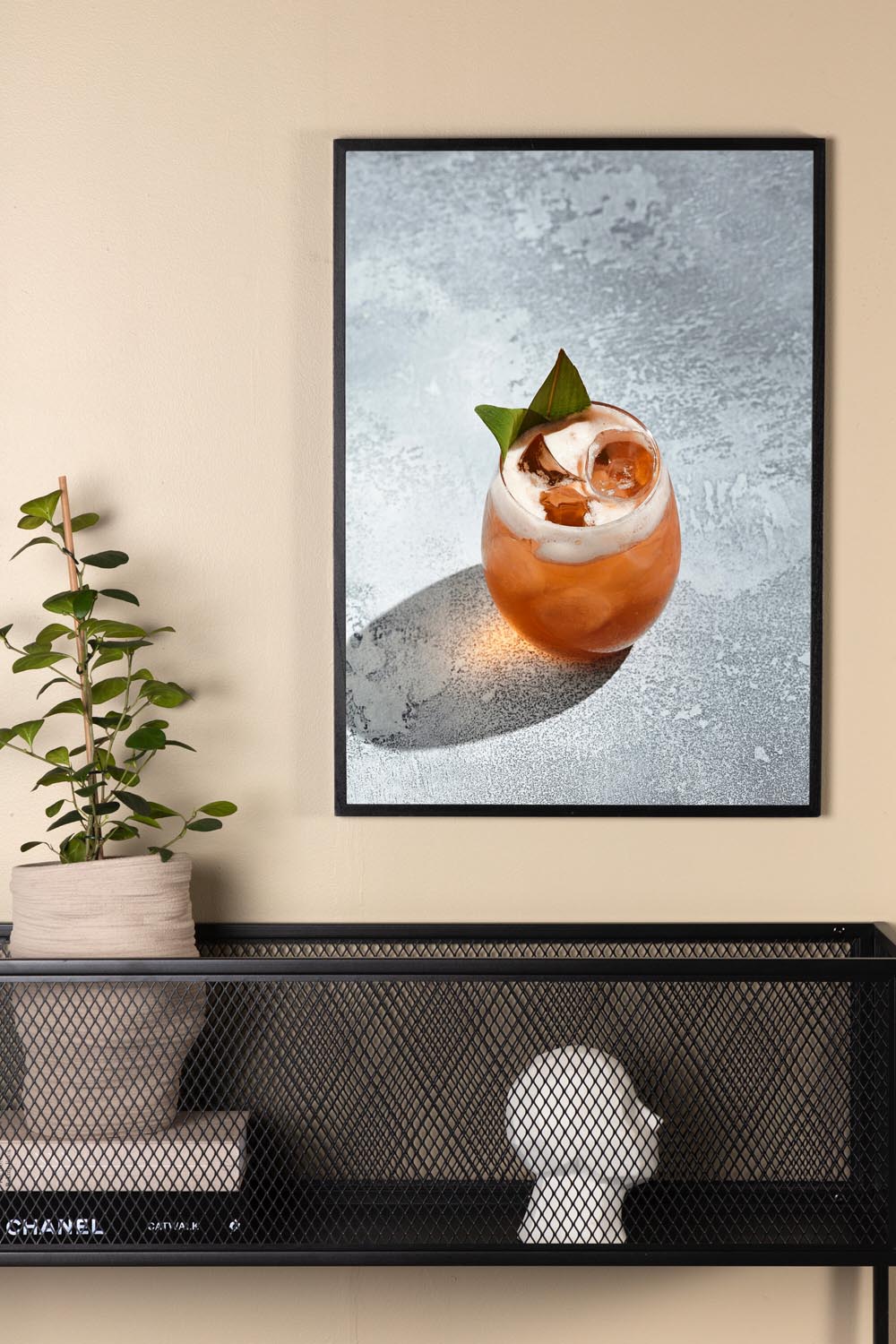 Drink Poster in Grau präsentiert im Onlineshop von KAQTU Design AG. Bild ist von Venture Home