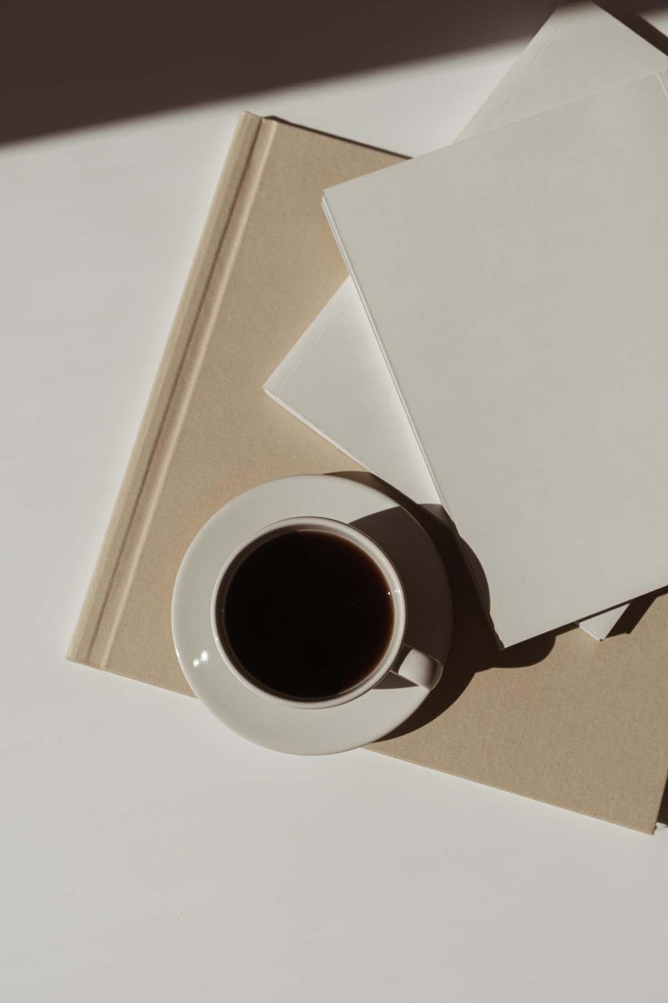 Kaffee Poster in Weiss präsentiert im Onlineshop von KAQTU Design AG. Bild ist von Venture Home