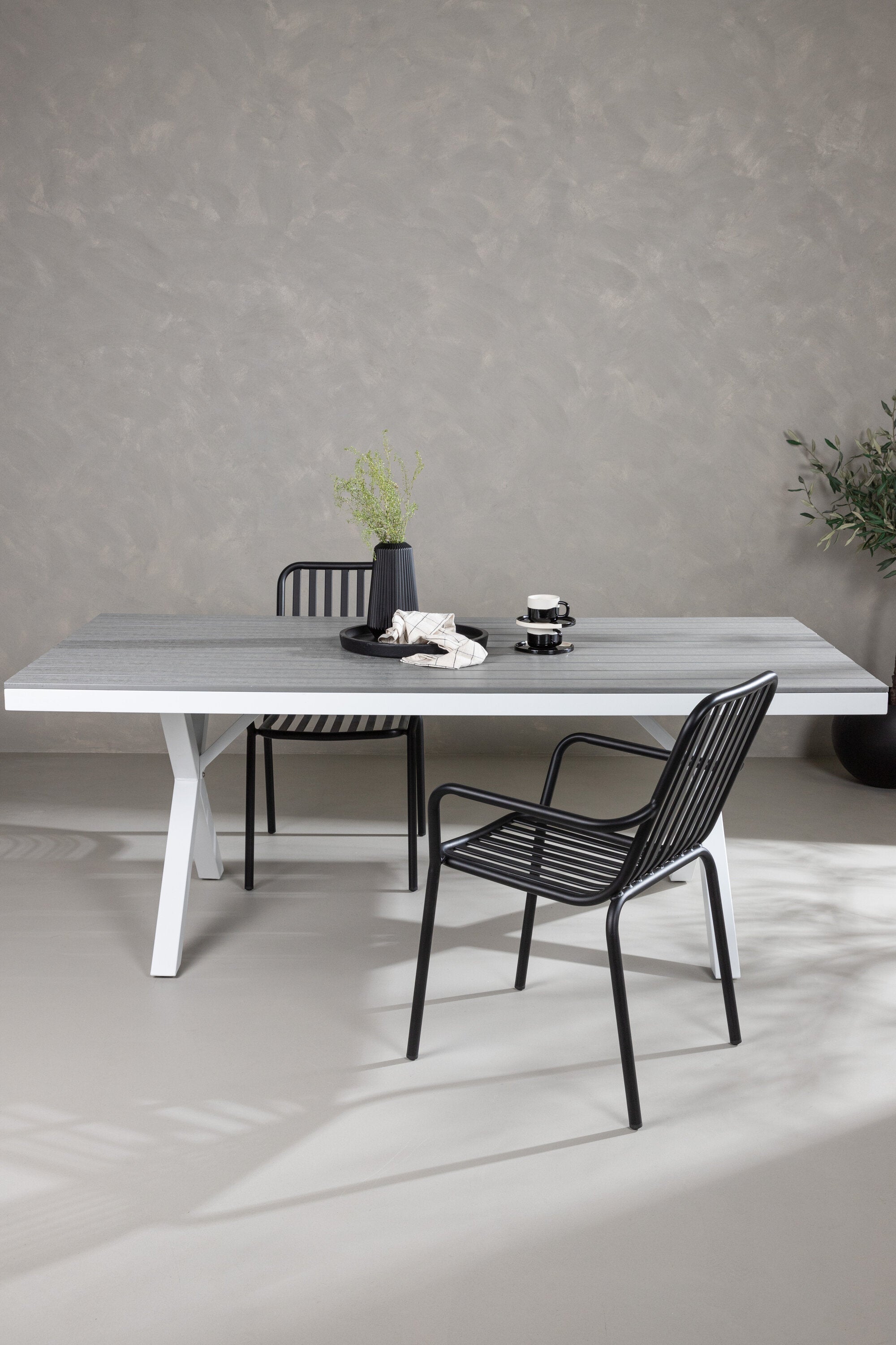 Garcia Gartentisch in Grau präsentiert im Onlineshop von KAQTU Design AG. Gartentisch ist von Venture Home