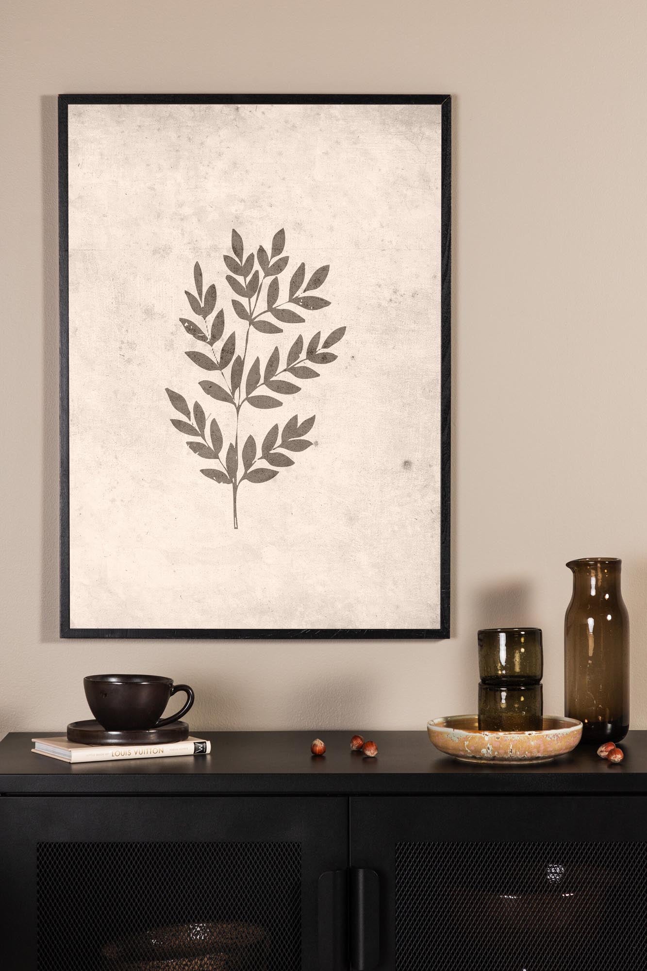 Entdecken Sie das Spring Leaf Poster von Venture Home: Ein elegantes Kunstwerk mit warmen Erdtönen und einem harmonischen Blattdesign, perfekt für Ihre Wandgestaltung.