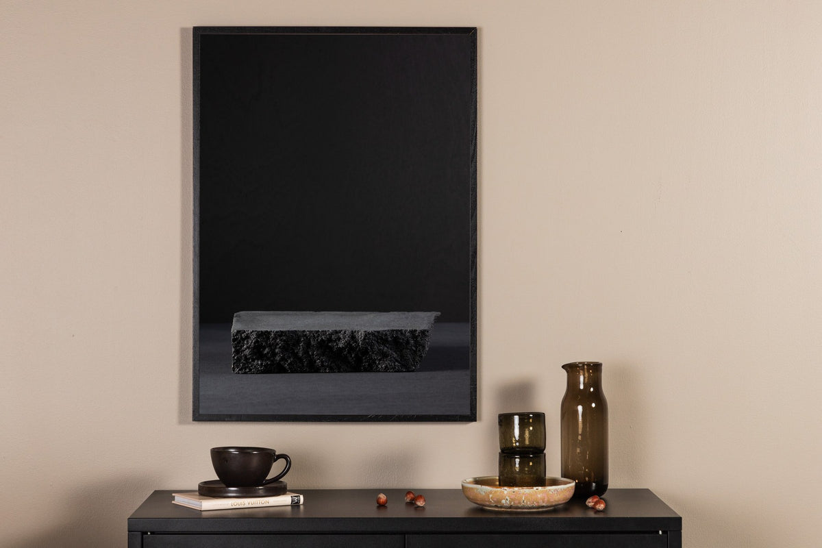 Schwarzes Poster aus Papier zeigt einen dunklen Stein im Licht vor dunklem Hintergrund, Teil der Black Rock Serie von Venture Home.