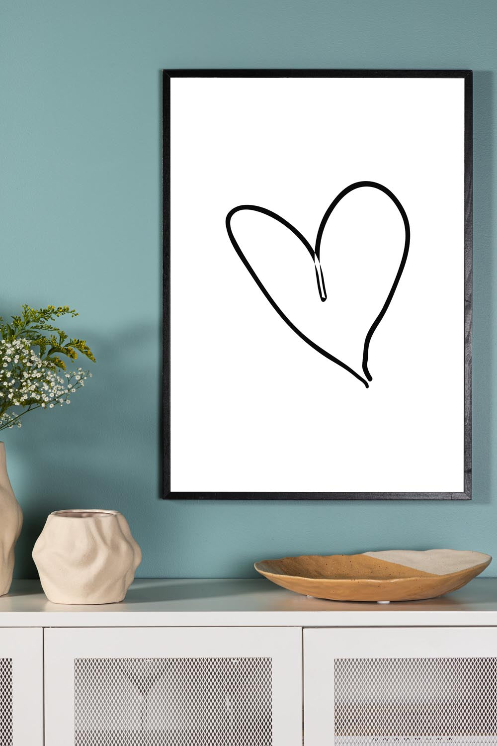 Heart Poster in Weiss präsentiert im Onlineshop von KAQTU Design AG. Bild ist von Venture Home