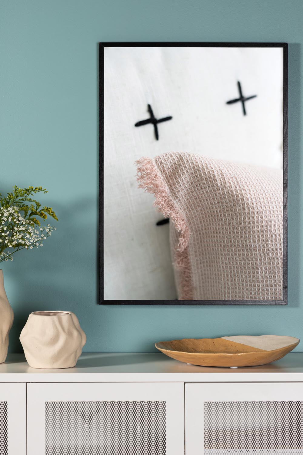 Kissen Poster in Beige präsentiert im Onlineshop von KAQTU Design AG. Bild ist von Venture Home