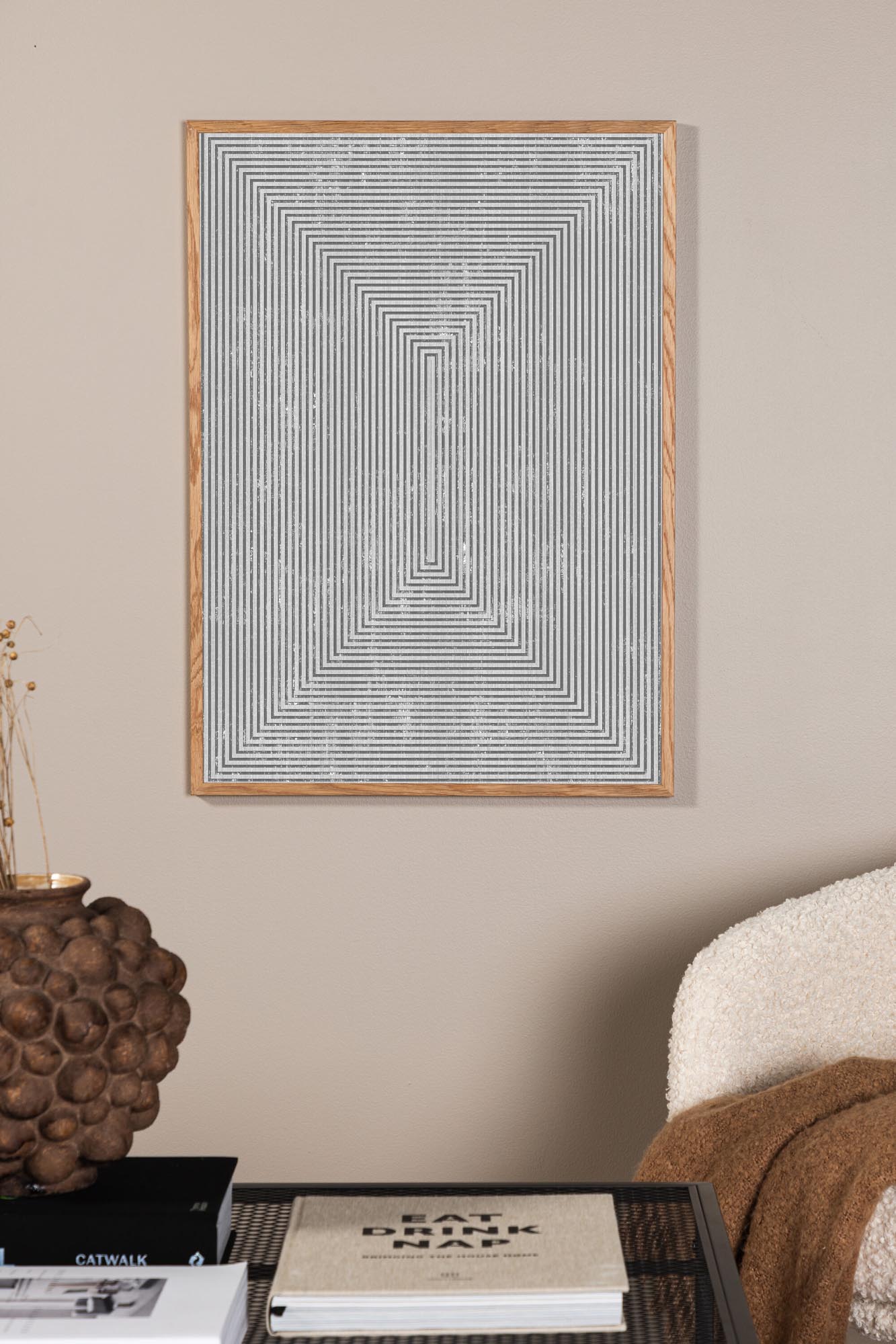 Entdecken Sie das Symmetrical Poster von Venture Home: Harmonische Formen, zeitlose Grautöne, langlebige Qualität – ideal für stilvolle Wohnräume.