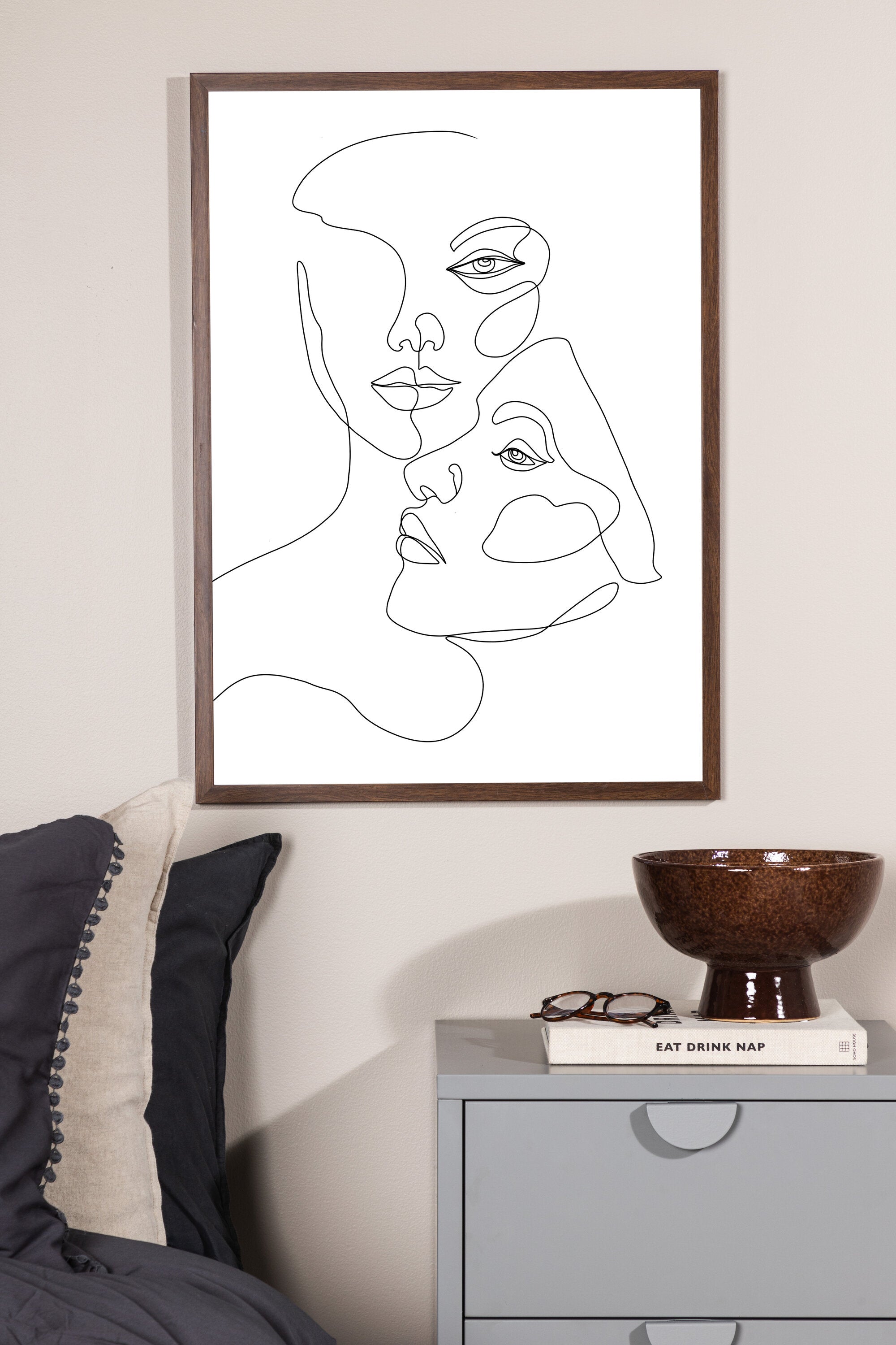 Faces Poster in Weiss präsentiert im Onlineshop von KAQTU Design AG. Bild ist von Venture Home