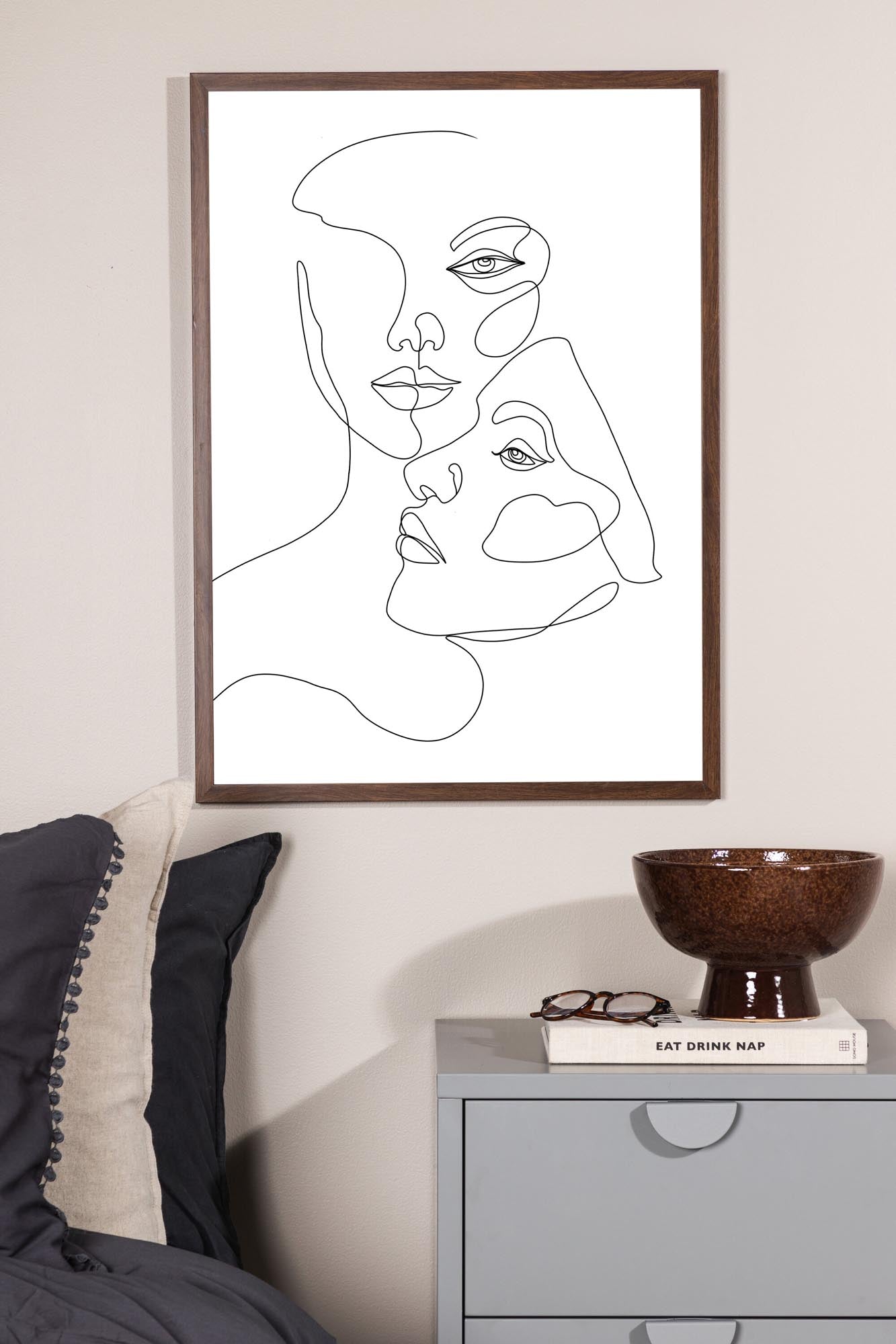 Modernes Faces Poster von Venture Home für stilvolle Raumakzente.