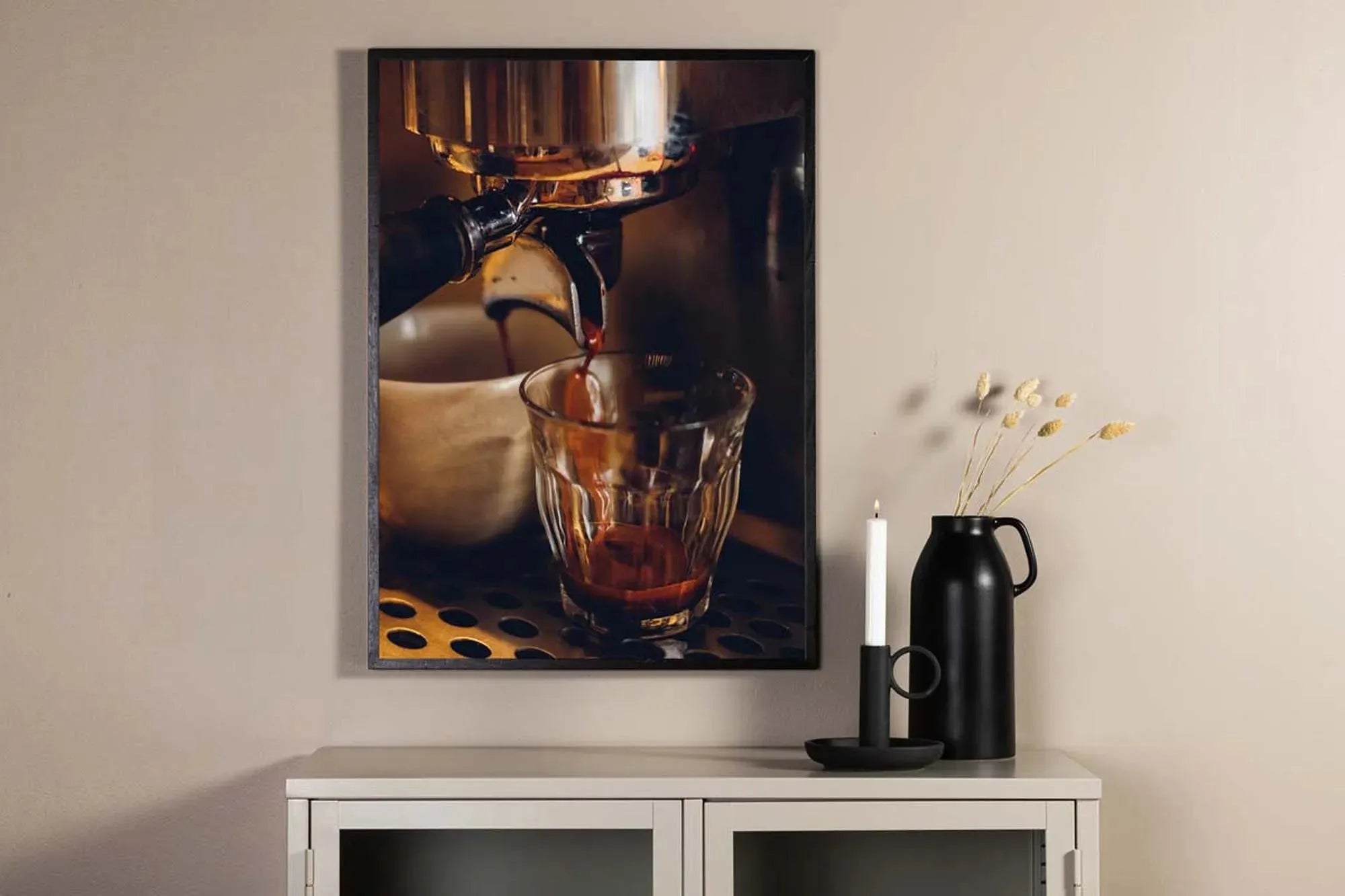 Barrista Poster von Venture Home: Hochwertiges Design, lebendige Farben, ideal für Küche & Wohnzimmer. Ausdruck von Stil & Kaffeegenuss.