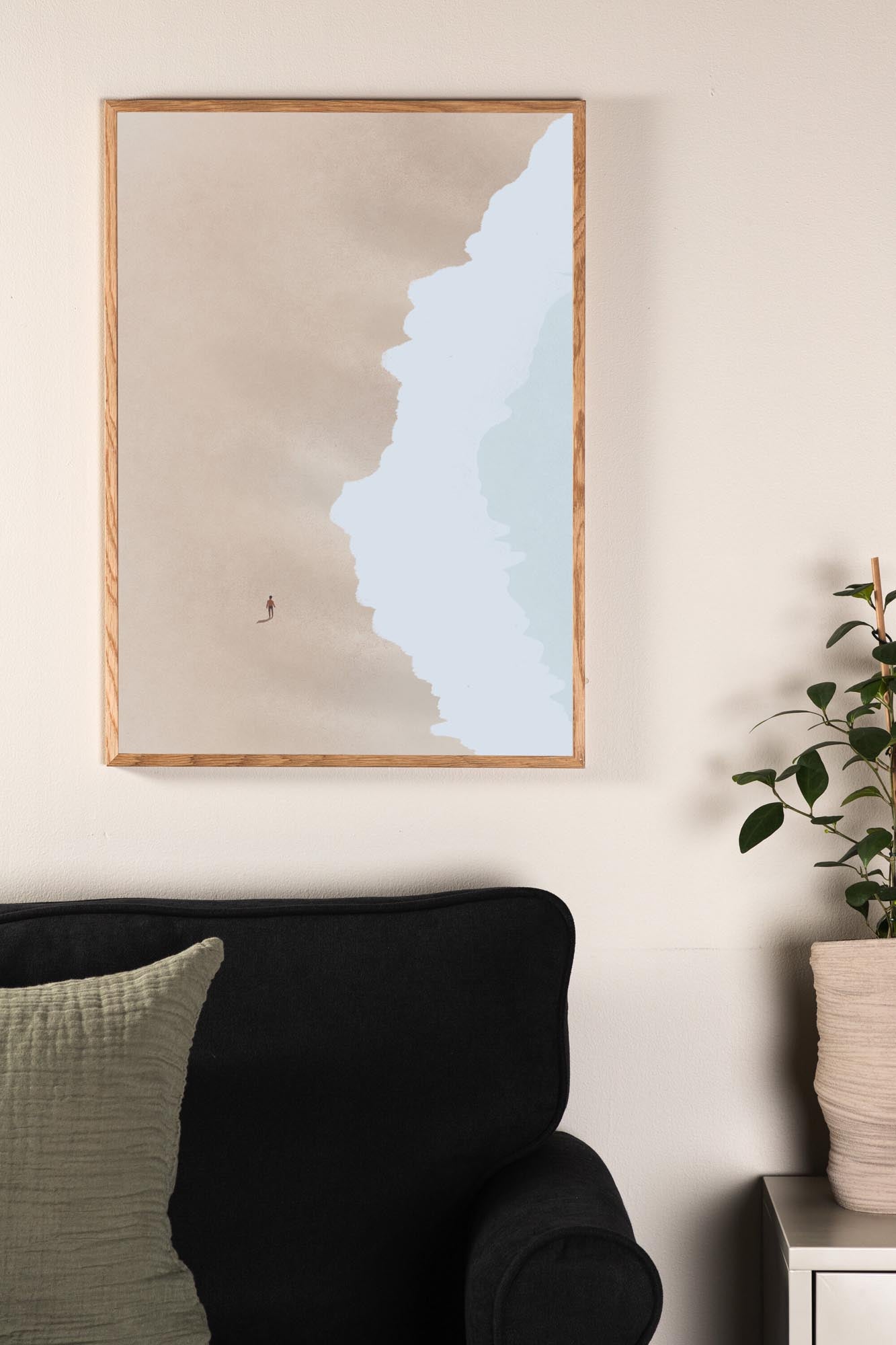 Entdecken Sie das Beach Poster V3 von Venture Home – ein Kunstwerk, das die Leichtigkeit eines Sommertages am Meer in Ihr Zuhause bringt.
