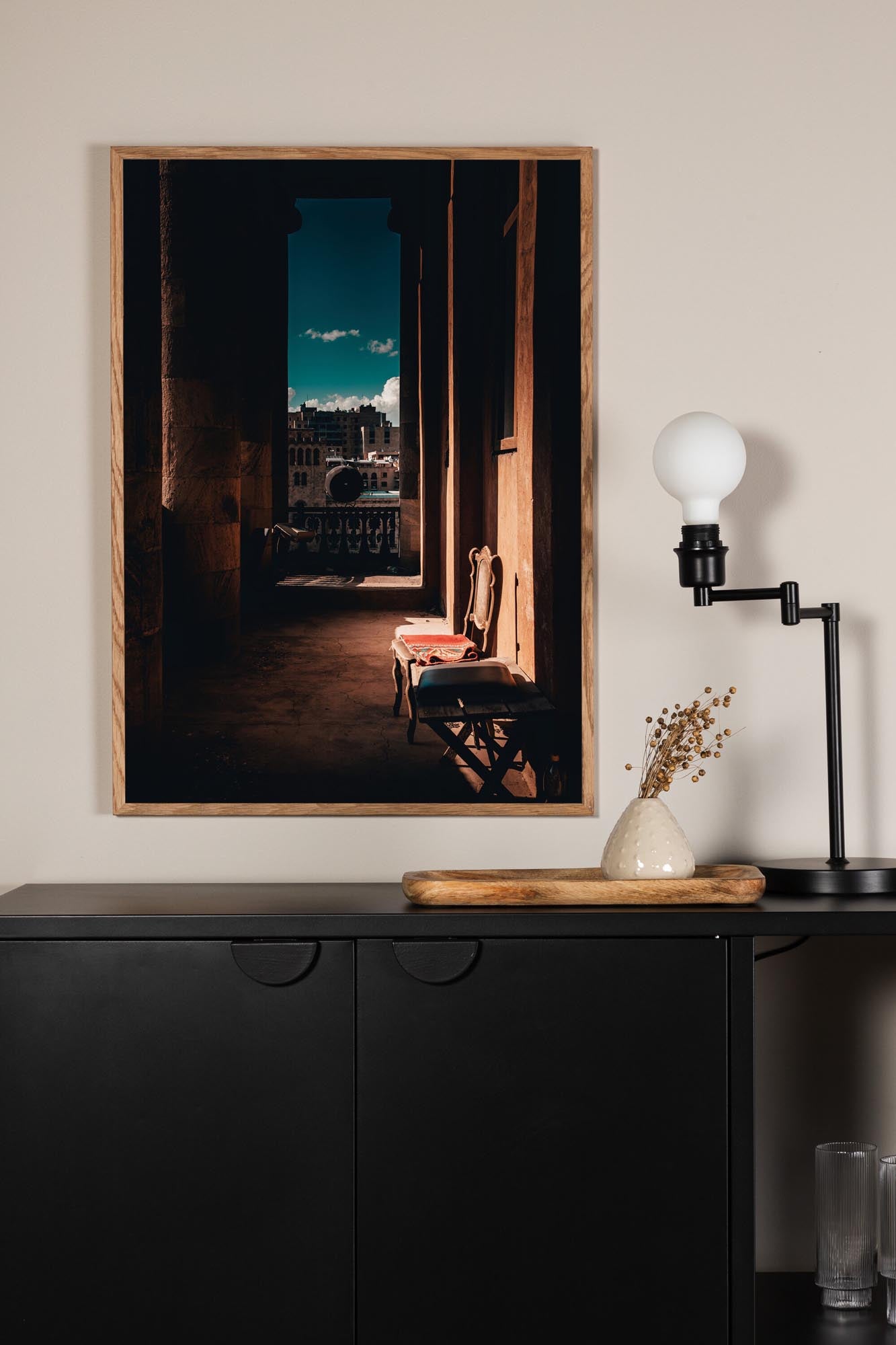 Erleben Sie das Tunnel Vision Poster von Venture Home – ein lebendiges Kunstwerk, das Ihr Zuhause mit Wärme und urbanem Flair bereichert.