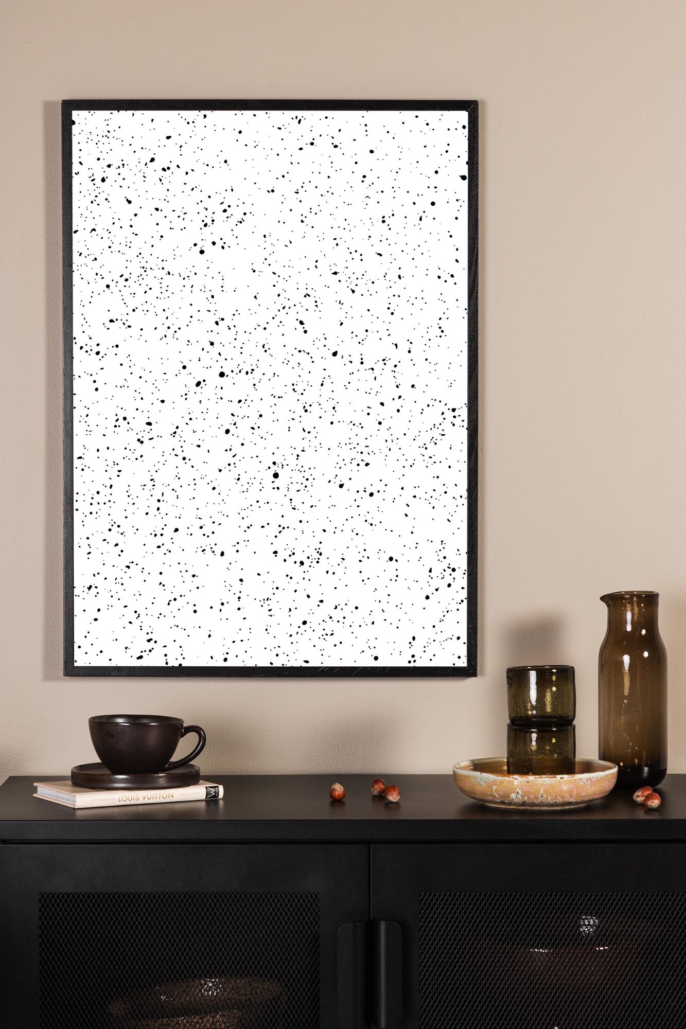 Entdecken Sie das Dots Poster V1 von Venture Home – ein minimalistisches Kunstwerk, das jedem Raum Eleganz und Stil verleiht.